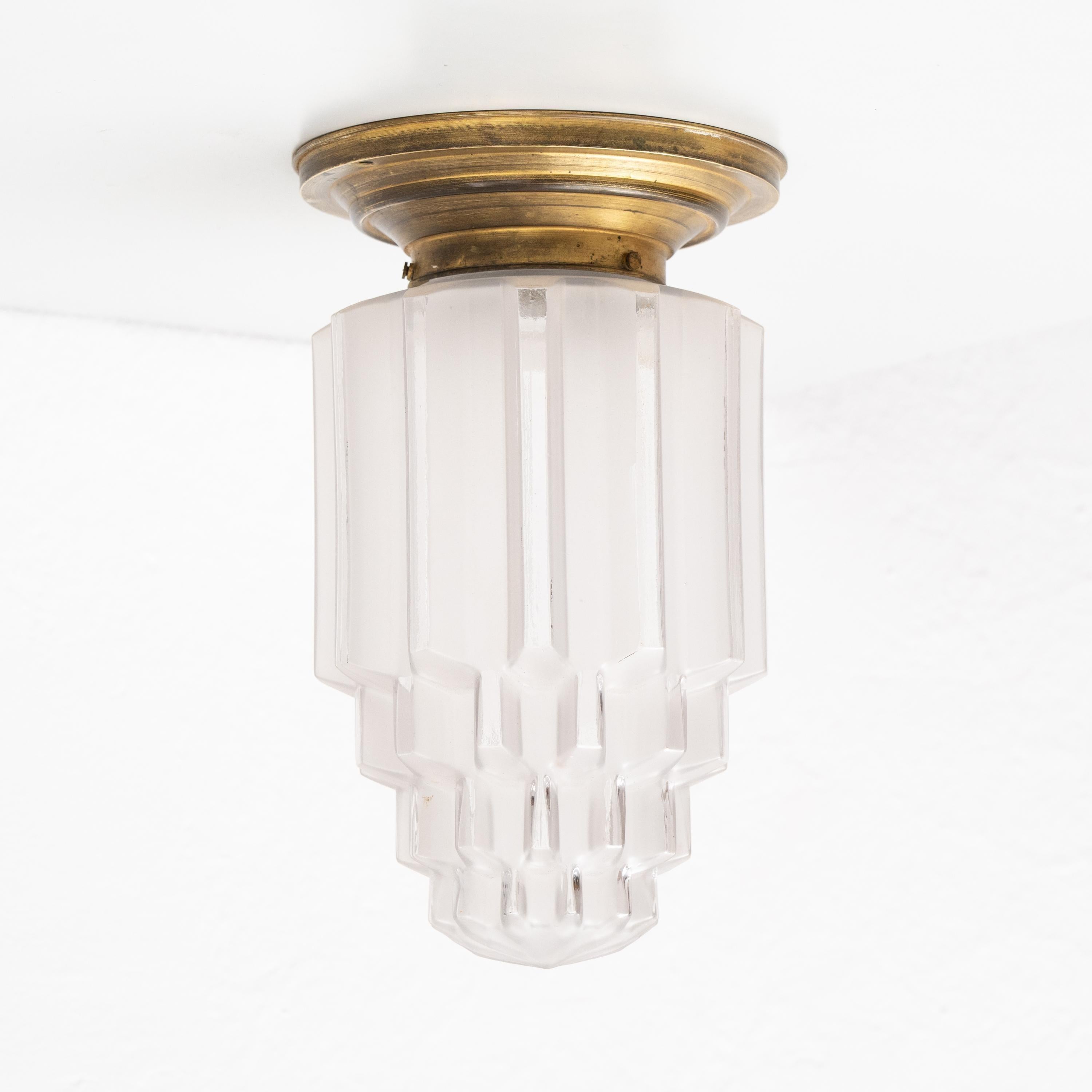 Plafonnier vintage en laiton et verre - Circa 1940 en vente 2