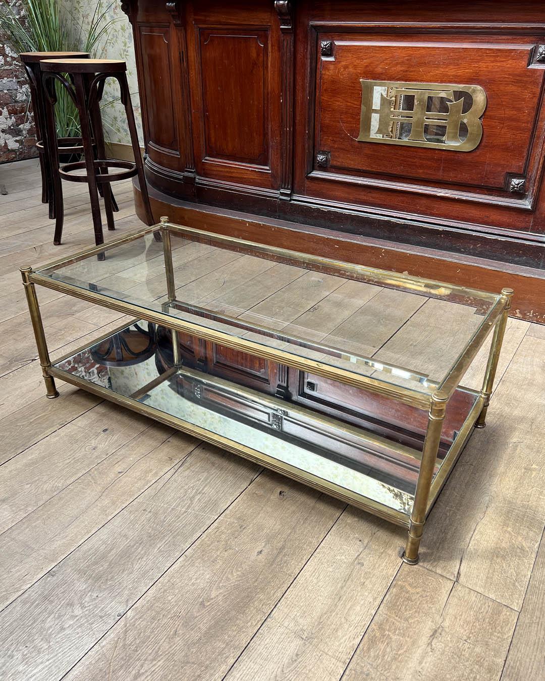 Mesa baja vintage de latón y cristal de Roche Bobois, Francia, circa 1970 Francés en venta