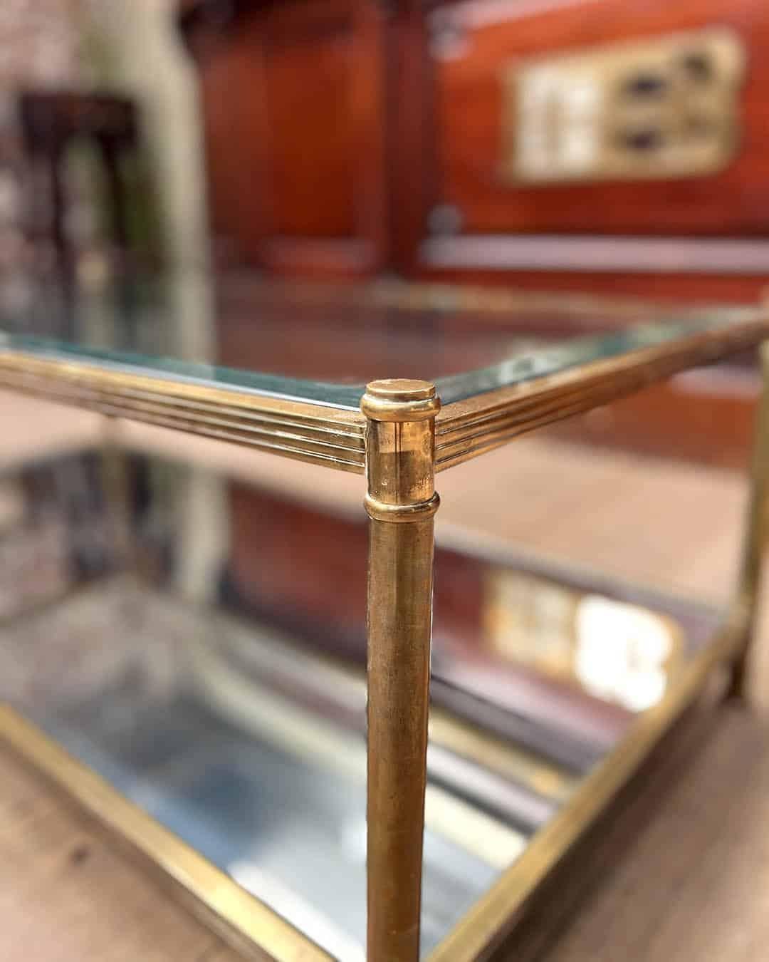 Mesa baja vintage de latón y cristal de Roche Bobois, Francia, circa 1970 en Bueno estado para la venta en TOURCOING, FR