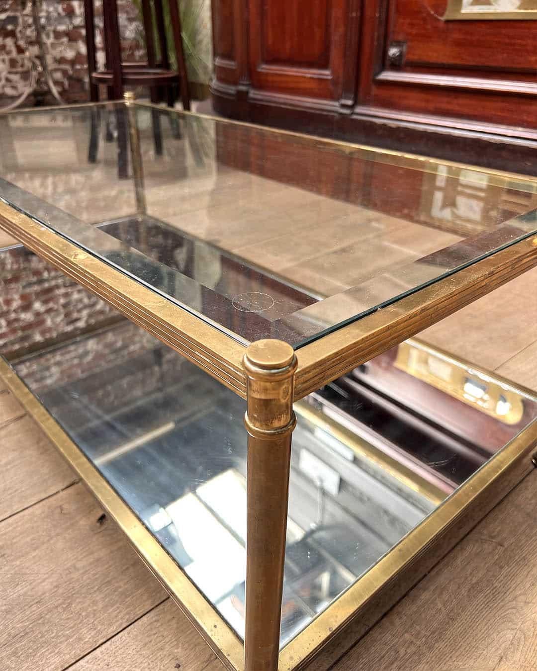 Mesa baja vintage de latón y cristal de Roche Bobois, Francia, circa 1970 finales del siglo XX en venta