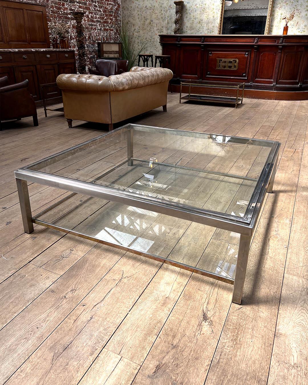 Mesa baja vintage de latón y cristal de Roche Bobois, Francia, circa 1970 en venta 1