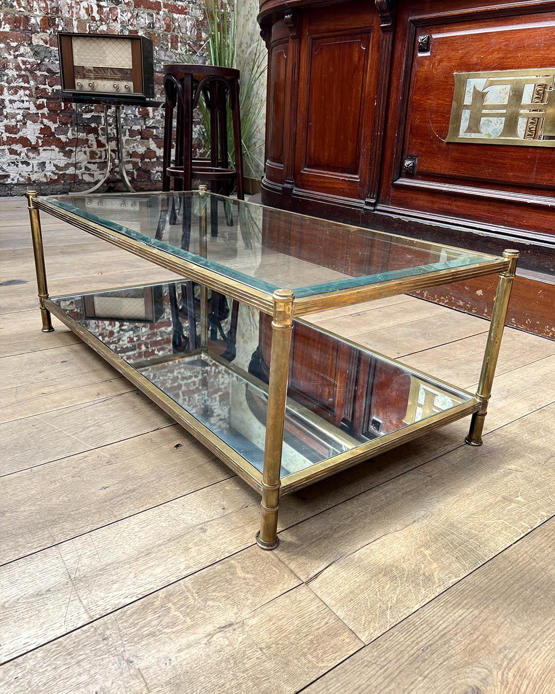 Mesa baja vintage de latón y cristal de Roche Bobois, Francia, circa 1970 en venta 2