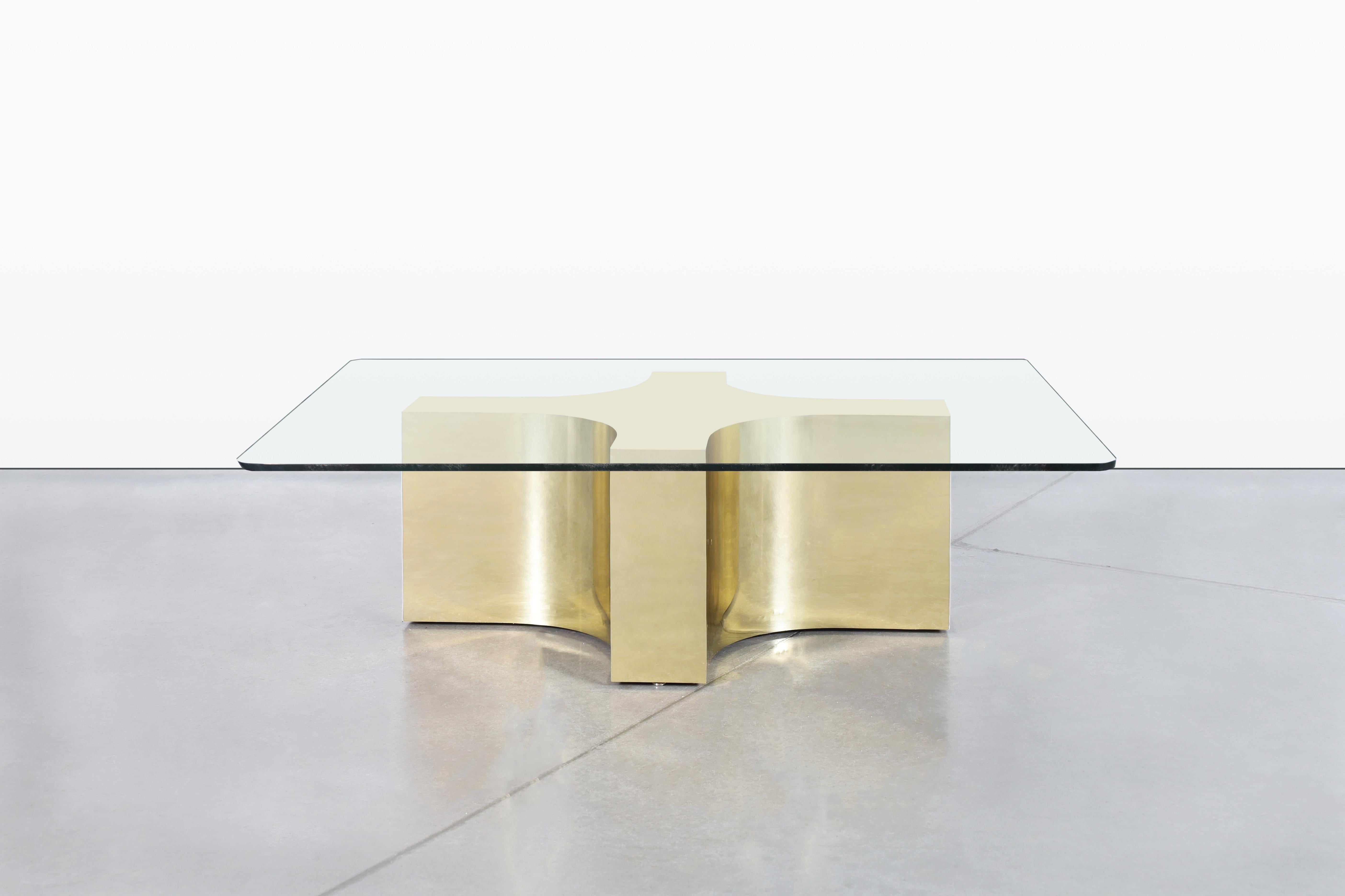 Presenting a stunning vintage brass coffee table, an exquisite piece crafted in the United States during the vibrant 1980s. This table showcases a distinctive shape reminiscent of the iconic Trilobi table designed by Mastercraft, blending timeless