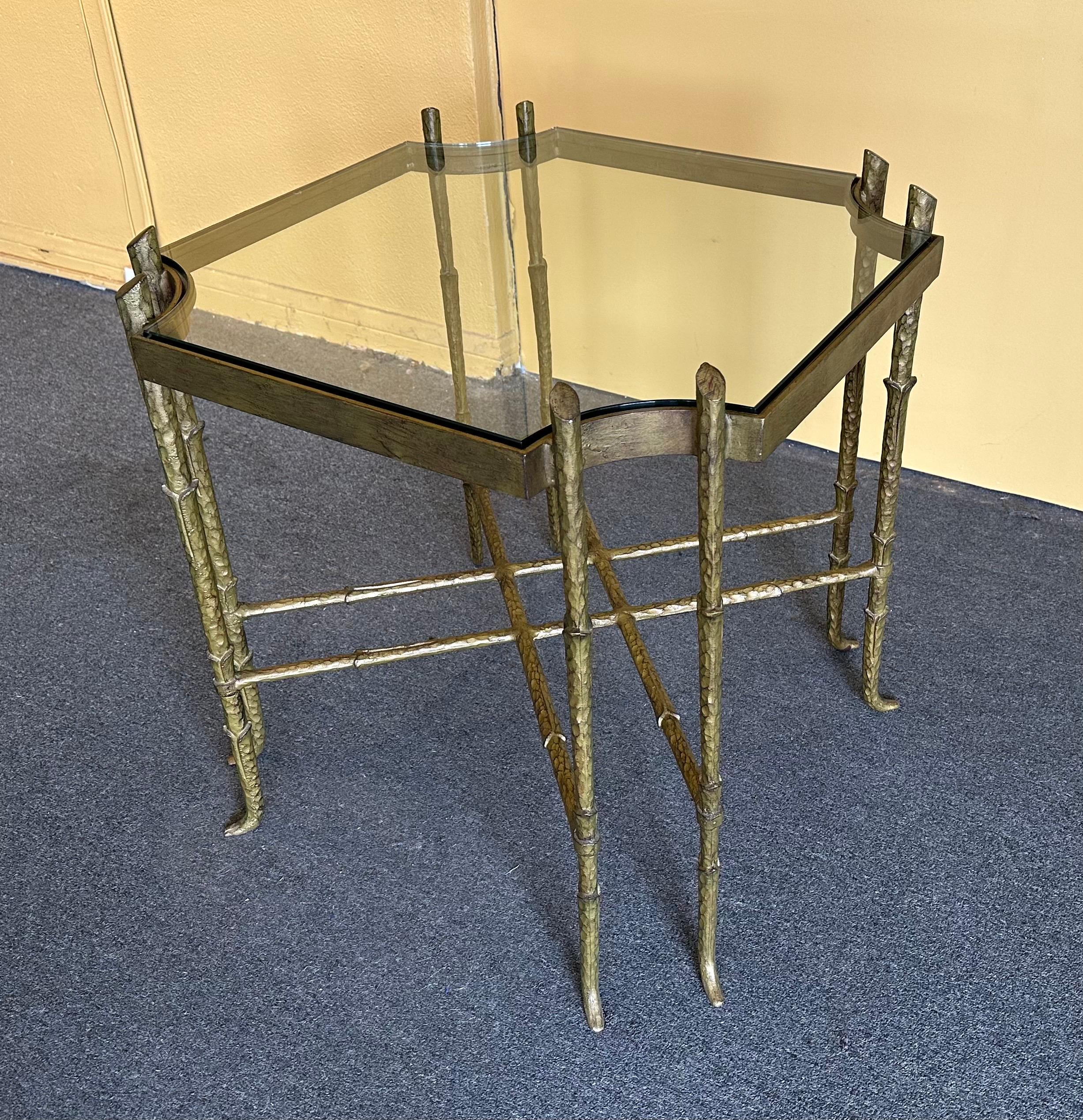 Table d'appoint vintage en laiton et verre en faux bambou dans le style de Mastercraft en vente 3