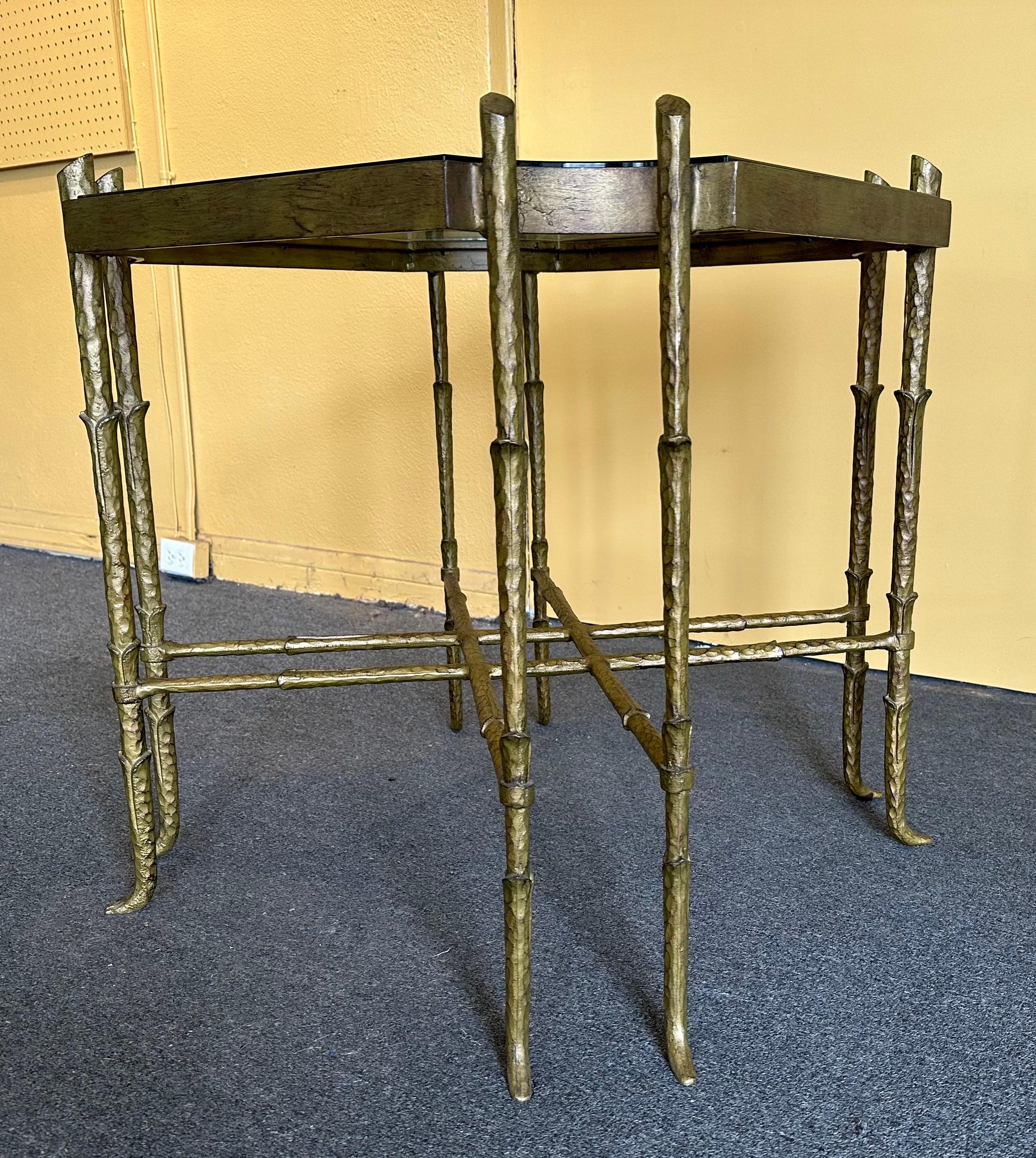 Table d'appoint vintage en laiton et verre en faux bambou dans le style de Mastercraft en vente 4