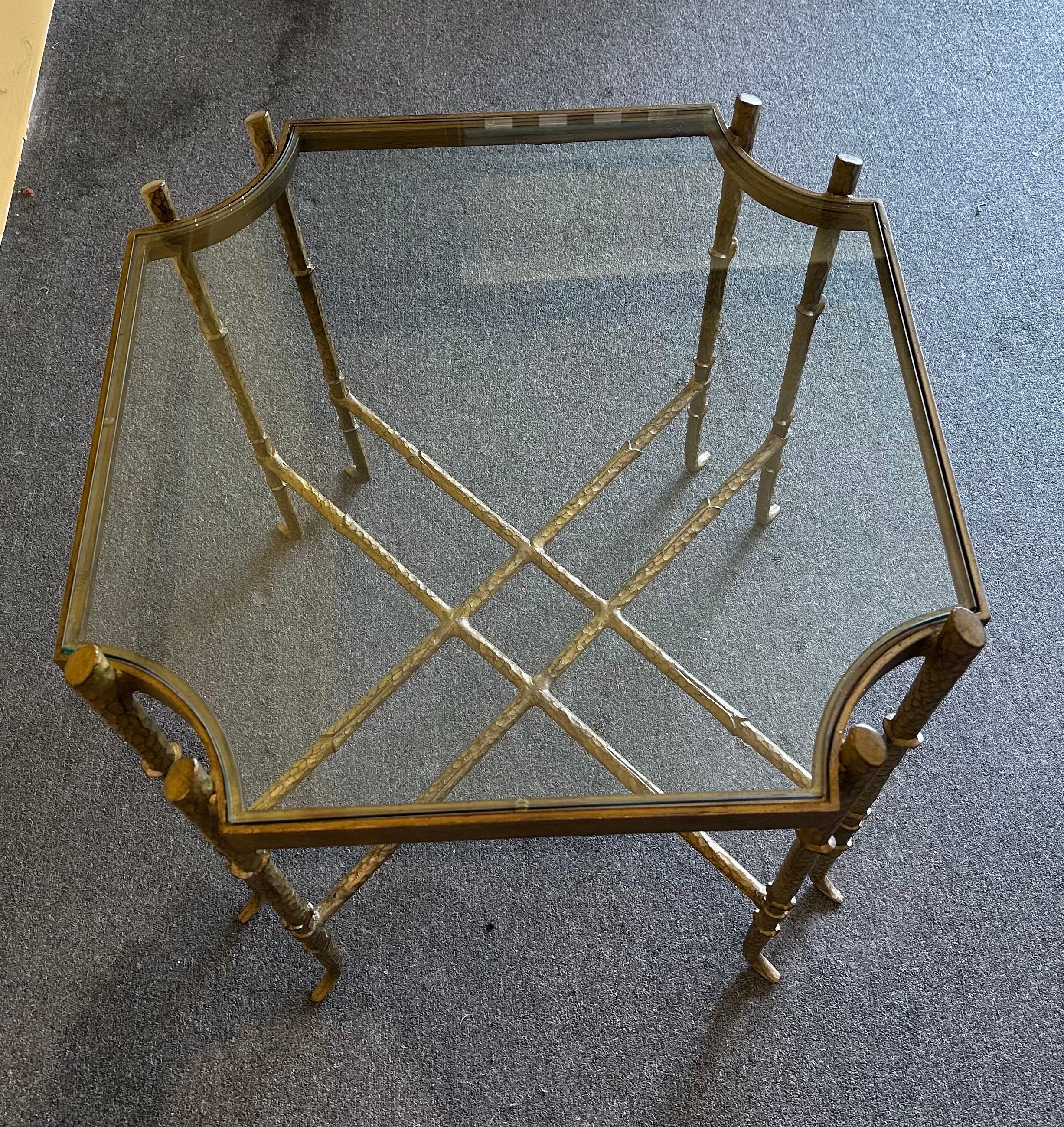 Table d'appoint vintage en laiton et verre en faux bambou dans le style de Mastercraft en vente 5