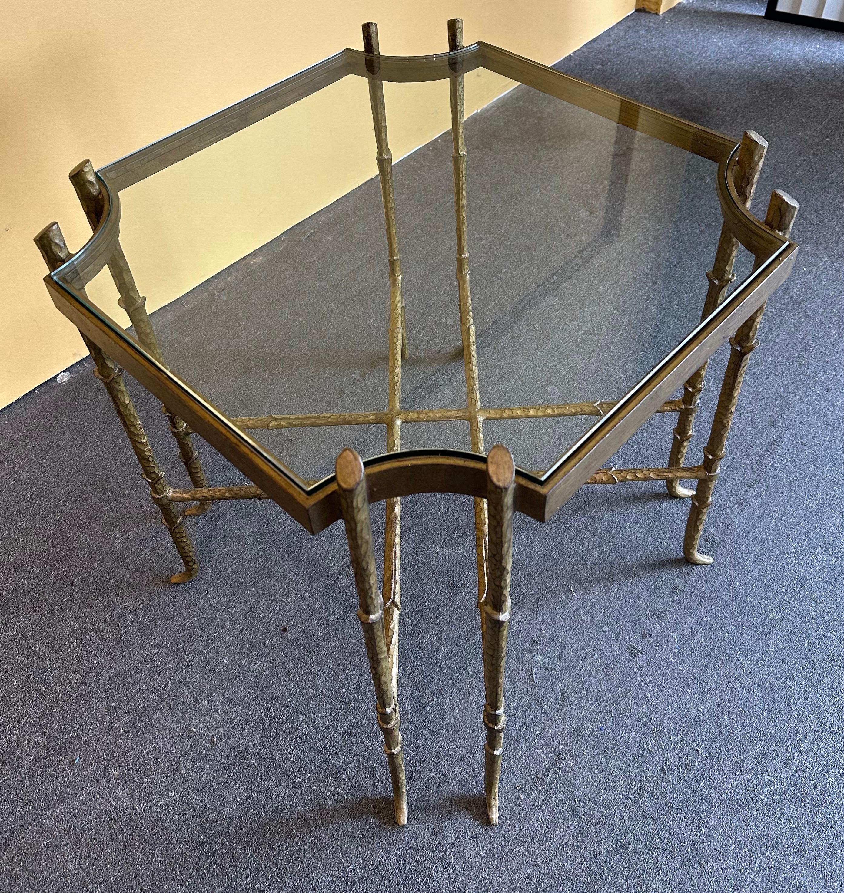 Table d'appoint vintage en laiton et verre en faux bambou dans le style de Mastercraft en vente 6