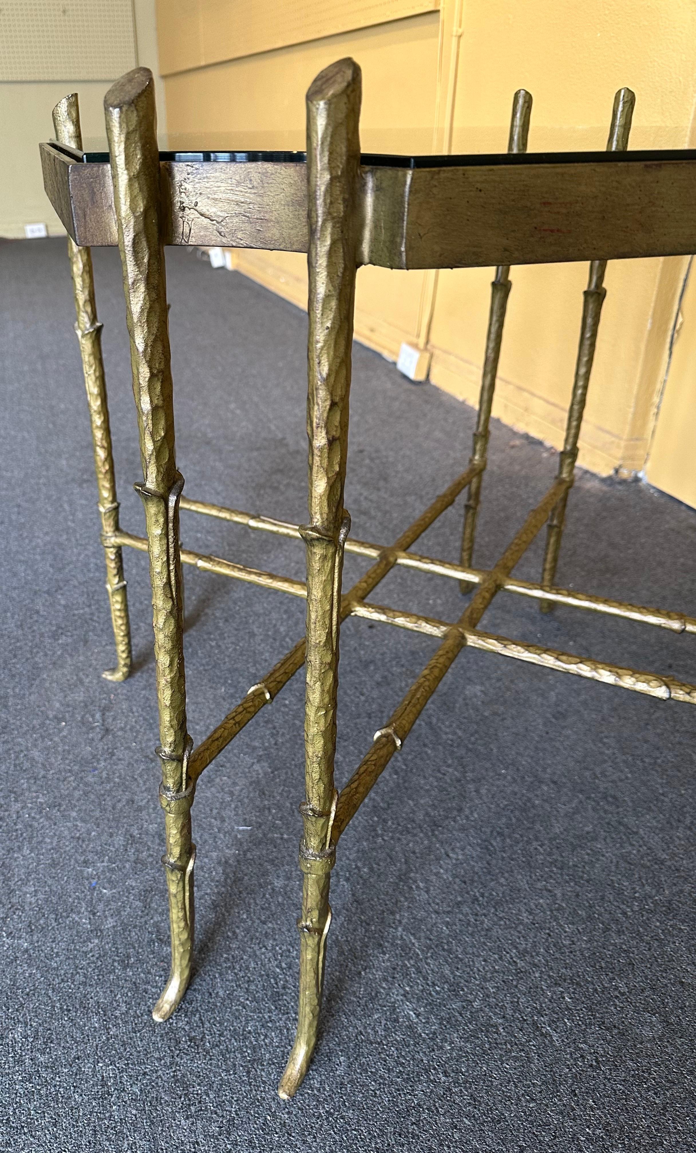 Table d'appoint vintage en laiton et verre en faux bambou dans le style de Mastercraft en vente 7