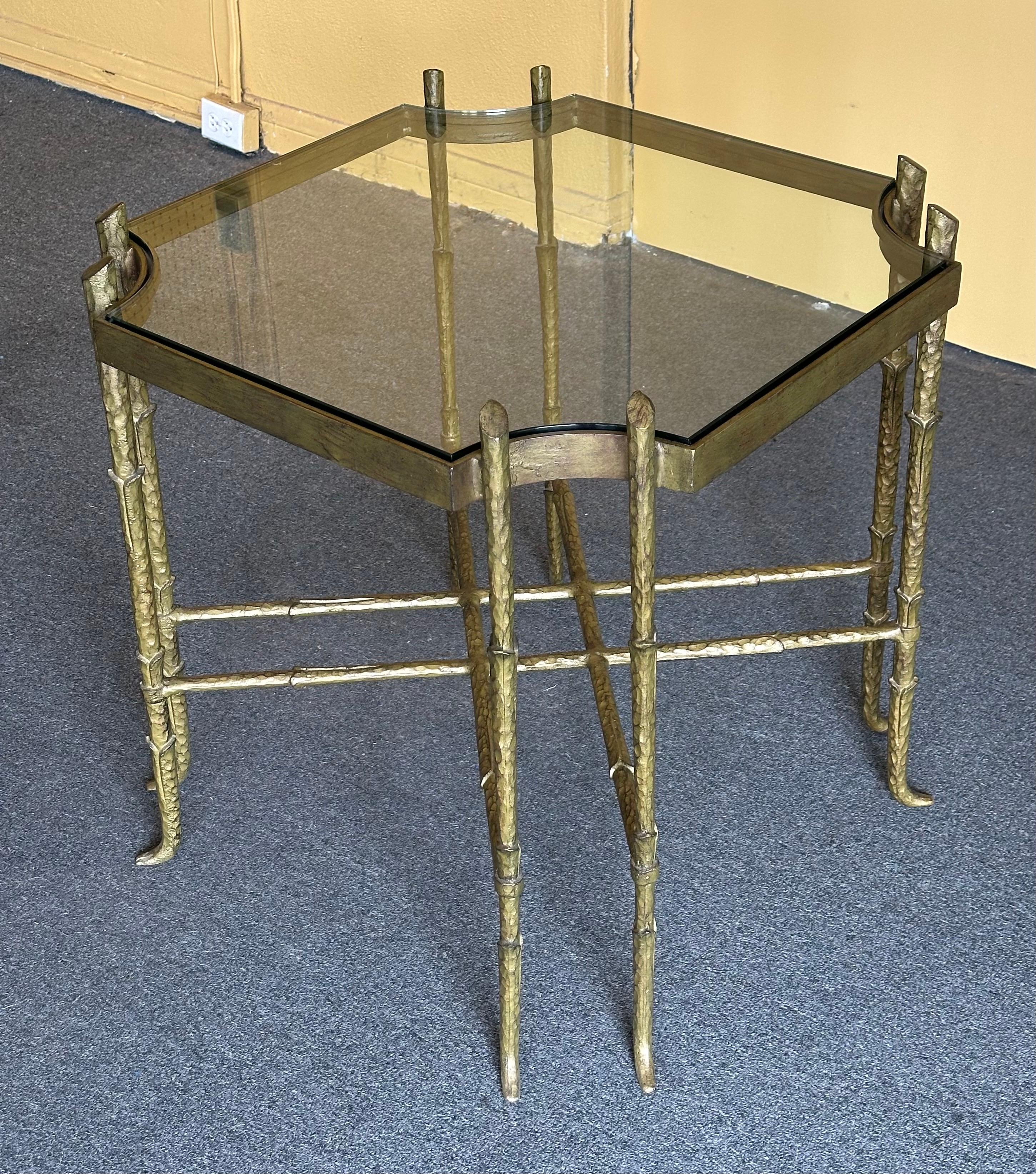 Table d'appoint vintage en laiton et verre en faux bambou dans le style de Mastercraft en vente 8