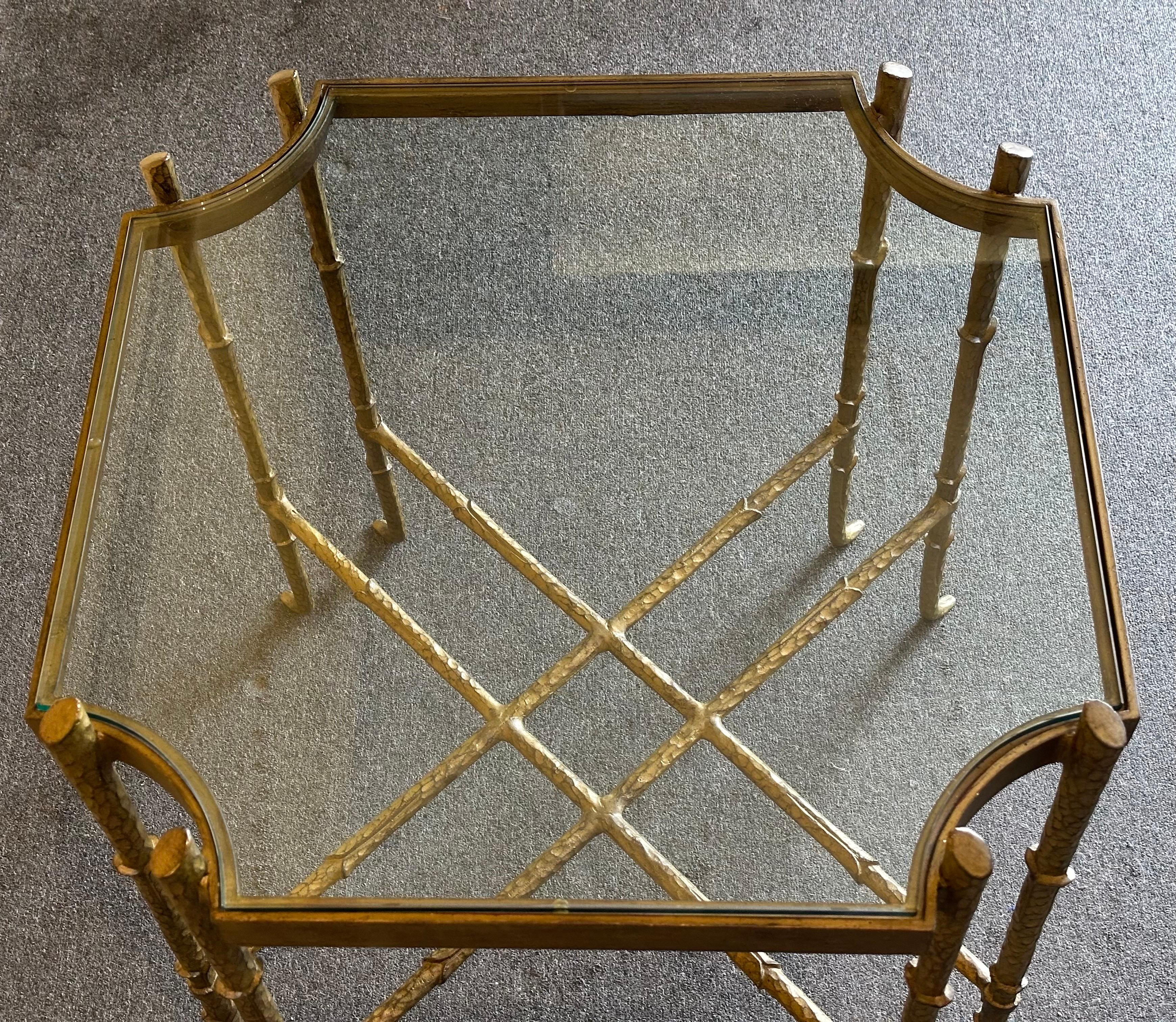 Table d'appoint vintage en laiton et verre en faux bambou dans le style de Mastercraft en vente 9