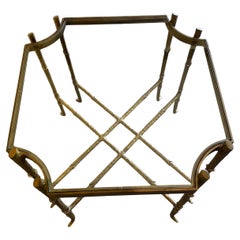 Table d'appoint vintage en laiton et verre en faux bambou dans le style de Mastercraft