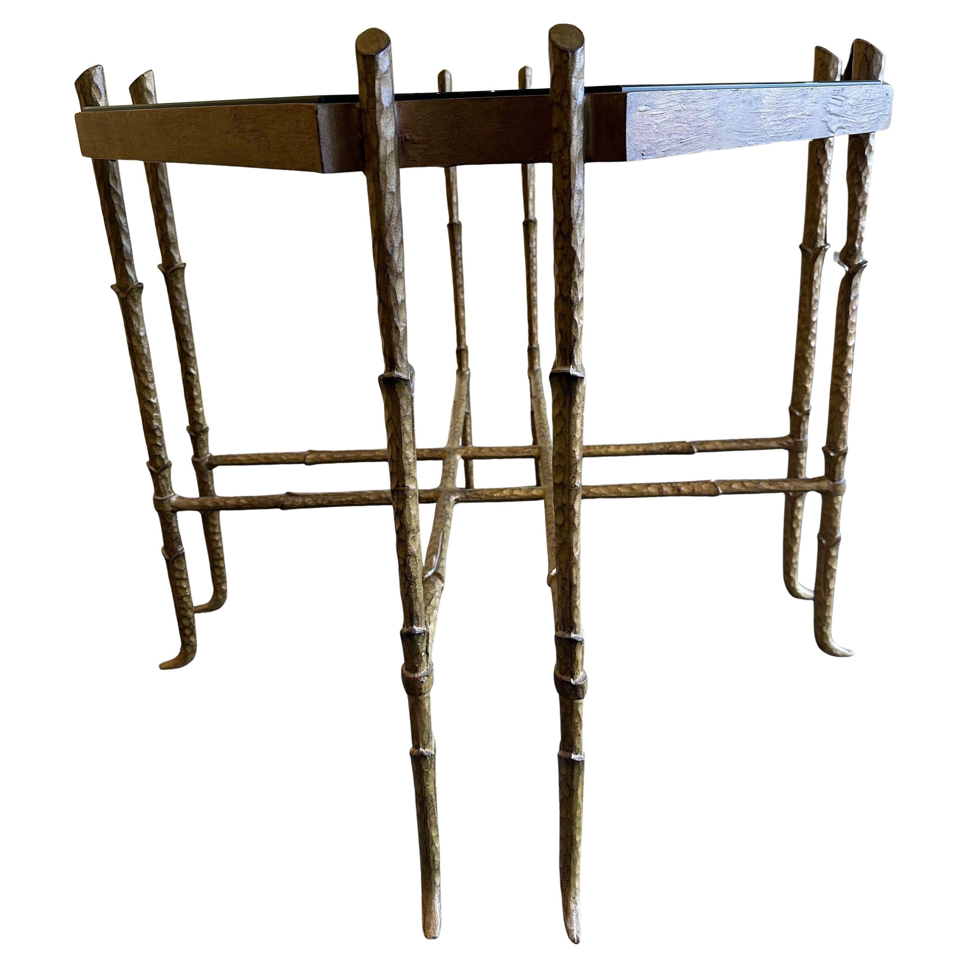 Mid-Century Modern Table d'appoint vintage en laiton et verre en faux bambou dans le style de Mastercraft en vente