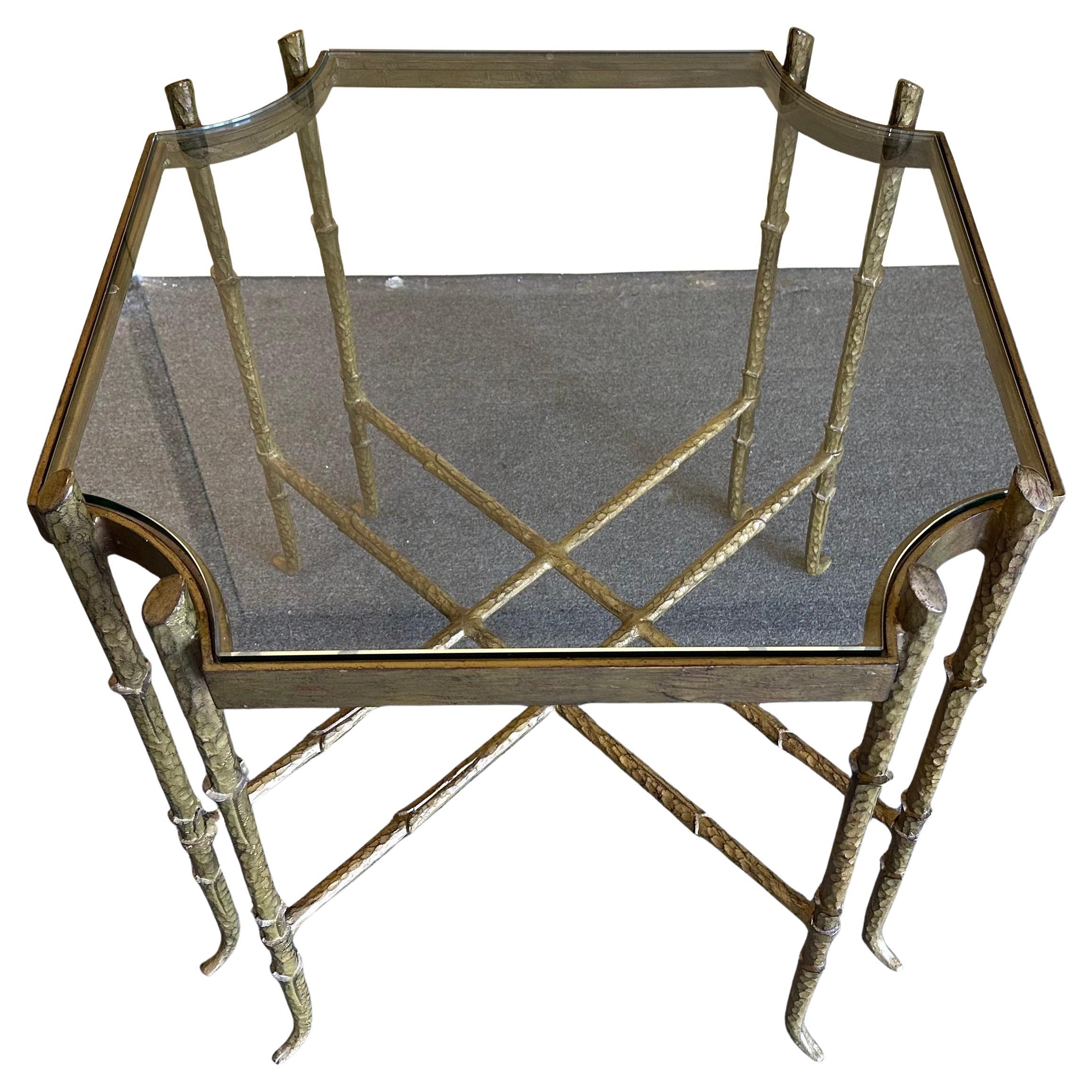 Américain Table d'appoint vintage en laiton et verre en faux bambou dans le style de Mastercraft en vente