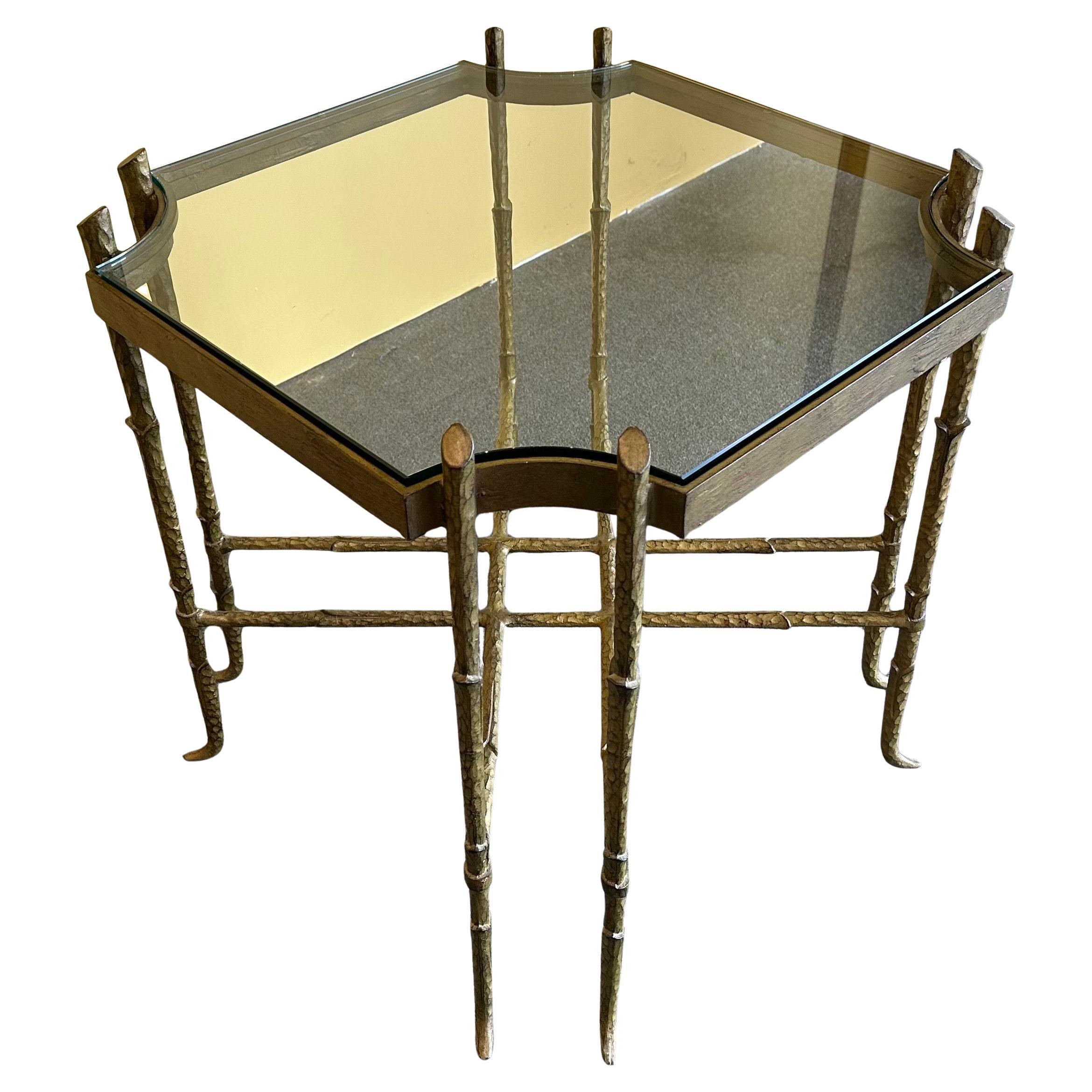 Table d'appoint vintage en laiton et verre en faux bambou dans le style de Mastercraft Bon état - En vente à San Diego, CA