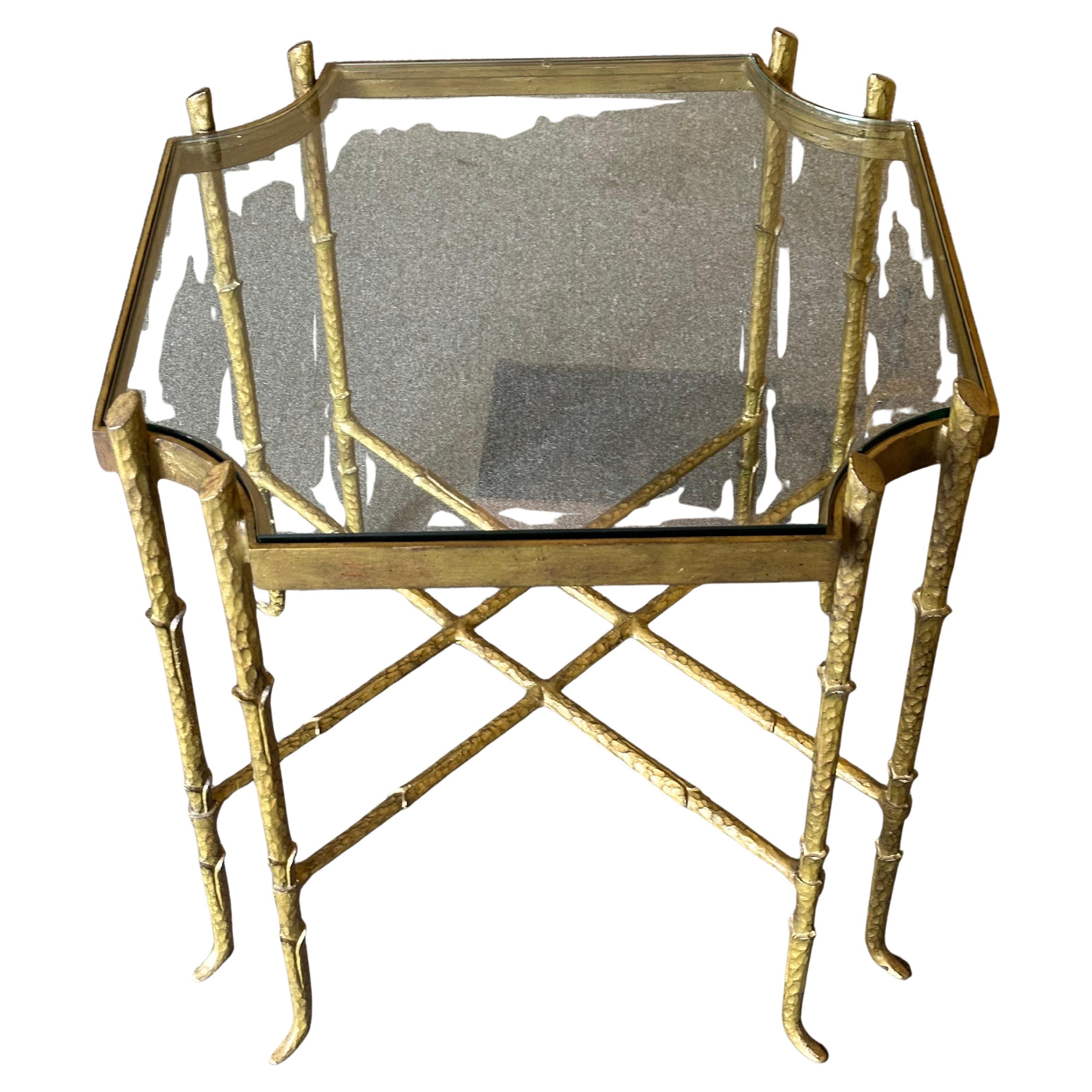 20ième siècle Table d'appoint vintage en laiton et verre en faux bambou dans le style de Mastercraft en vente