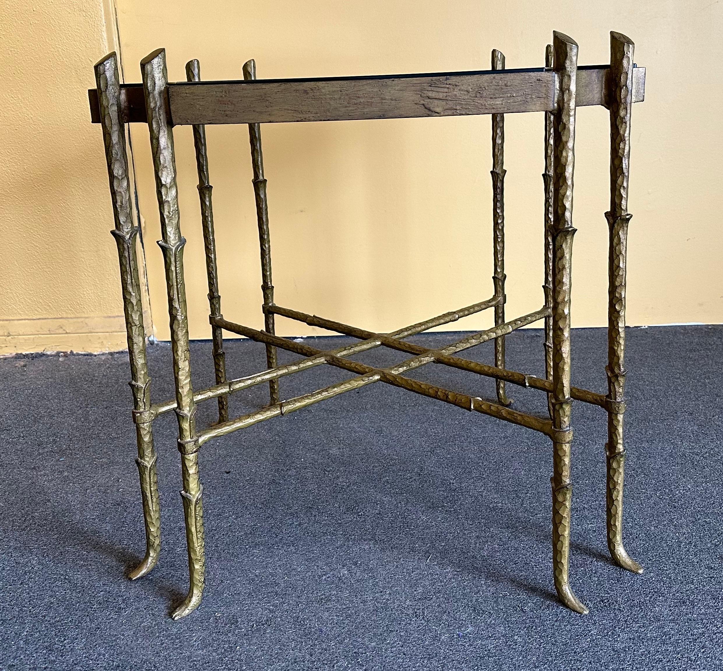 Laiton Table d'appoint vintage en laiton et verre en faux bambou dans le style de Mastercraft en vente