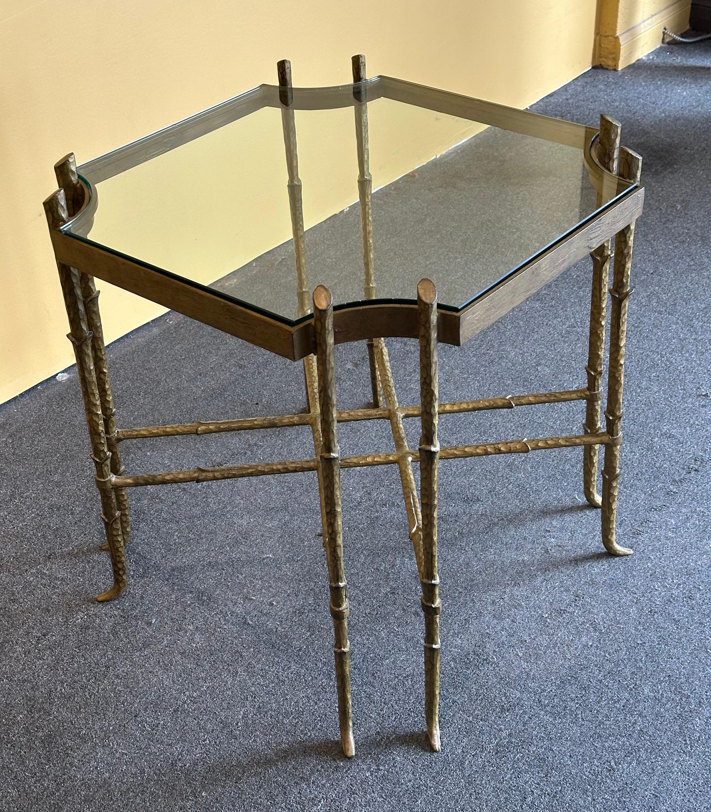 Table d'appoint vintage en laiton et verre en faux bambou dans le style de Mastercraft en vente 1