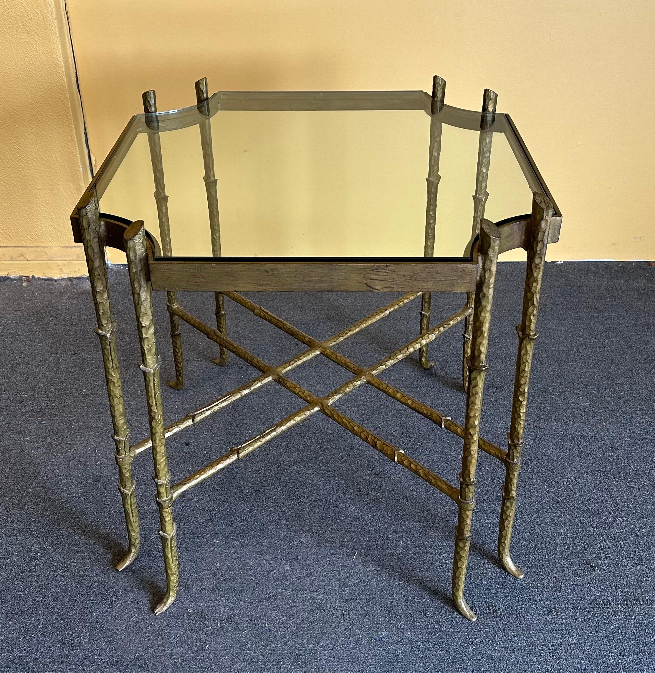 Table d'appoint vintage en laiton et verre en faux bambou dans le style de Mastercraft en vente 2