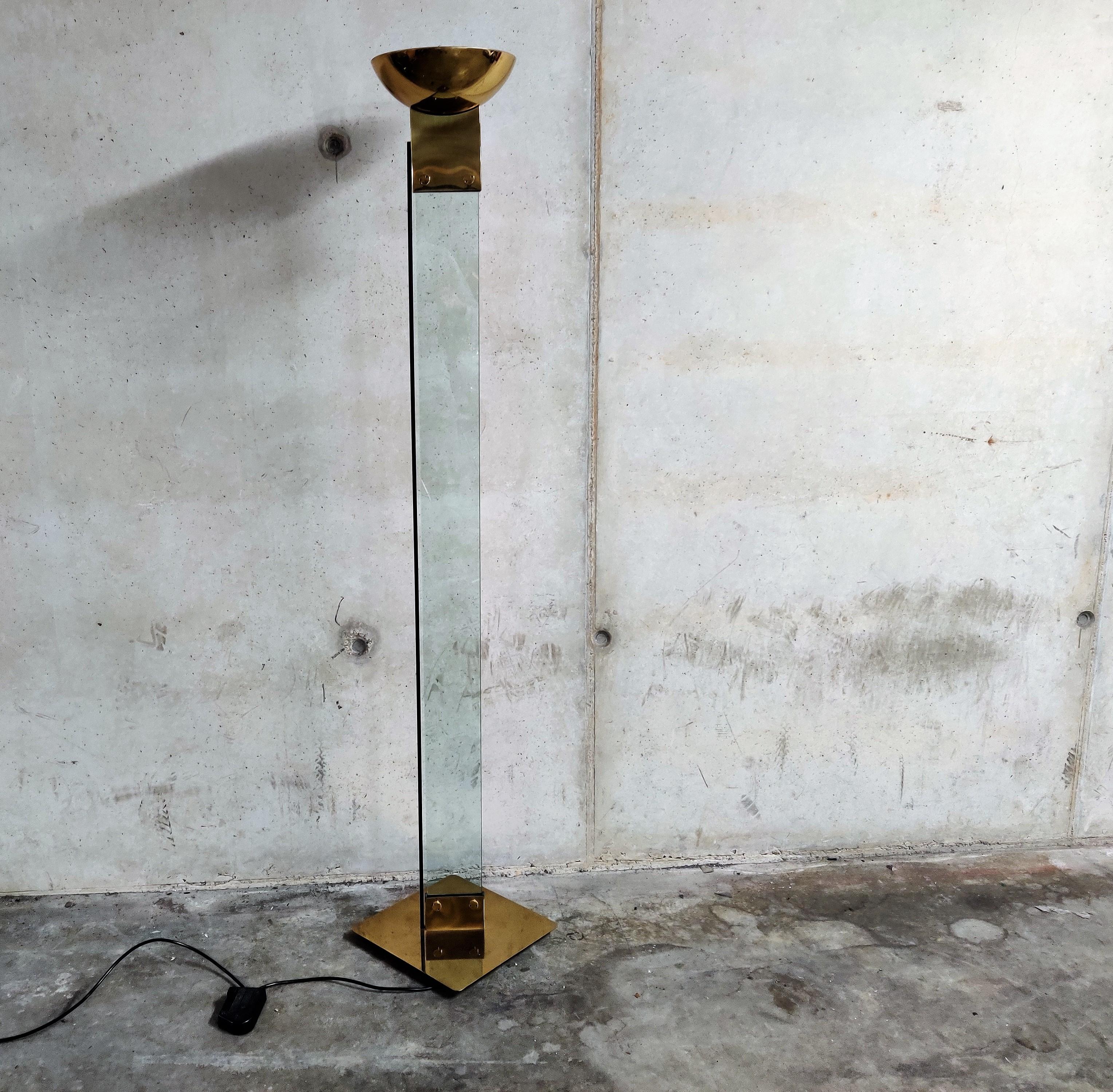 Hollywood Regency glass and brass 'torchiere' floor lamp by Max Baguara for Lamperti

Finely made, quality floor lamp

Beautiful, timeless piece.

Tested and ready to use.

Dimmable light.

1970s, Italy

Dimensions:
Height 176cm/69.29