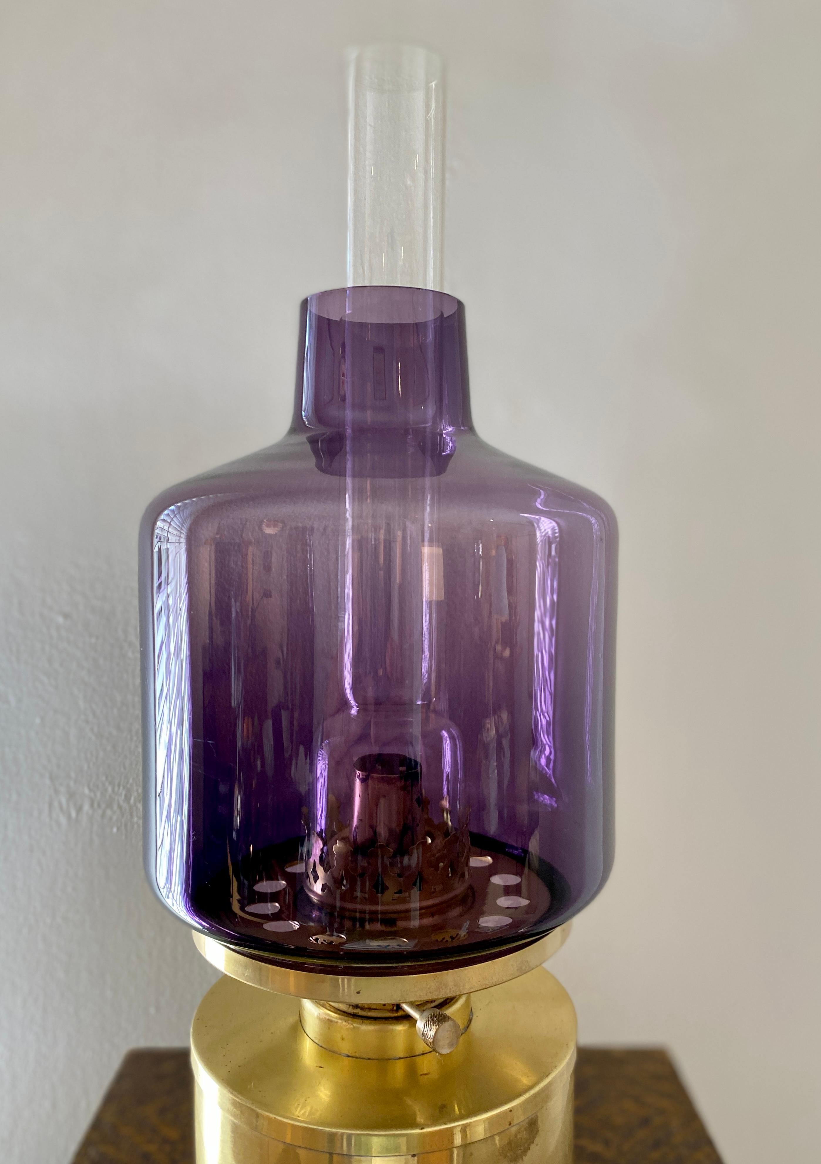 Une lampe à huile vintage par l'architecte / designer industriel suédois Hans - Agne Jakobsson. La lampe a été initialement conçue dans les années 1960 et fabriquée par la propre entreprise de Jakobsson, Hans - Agne Jakobsson AB, située à Markaryd,