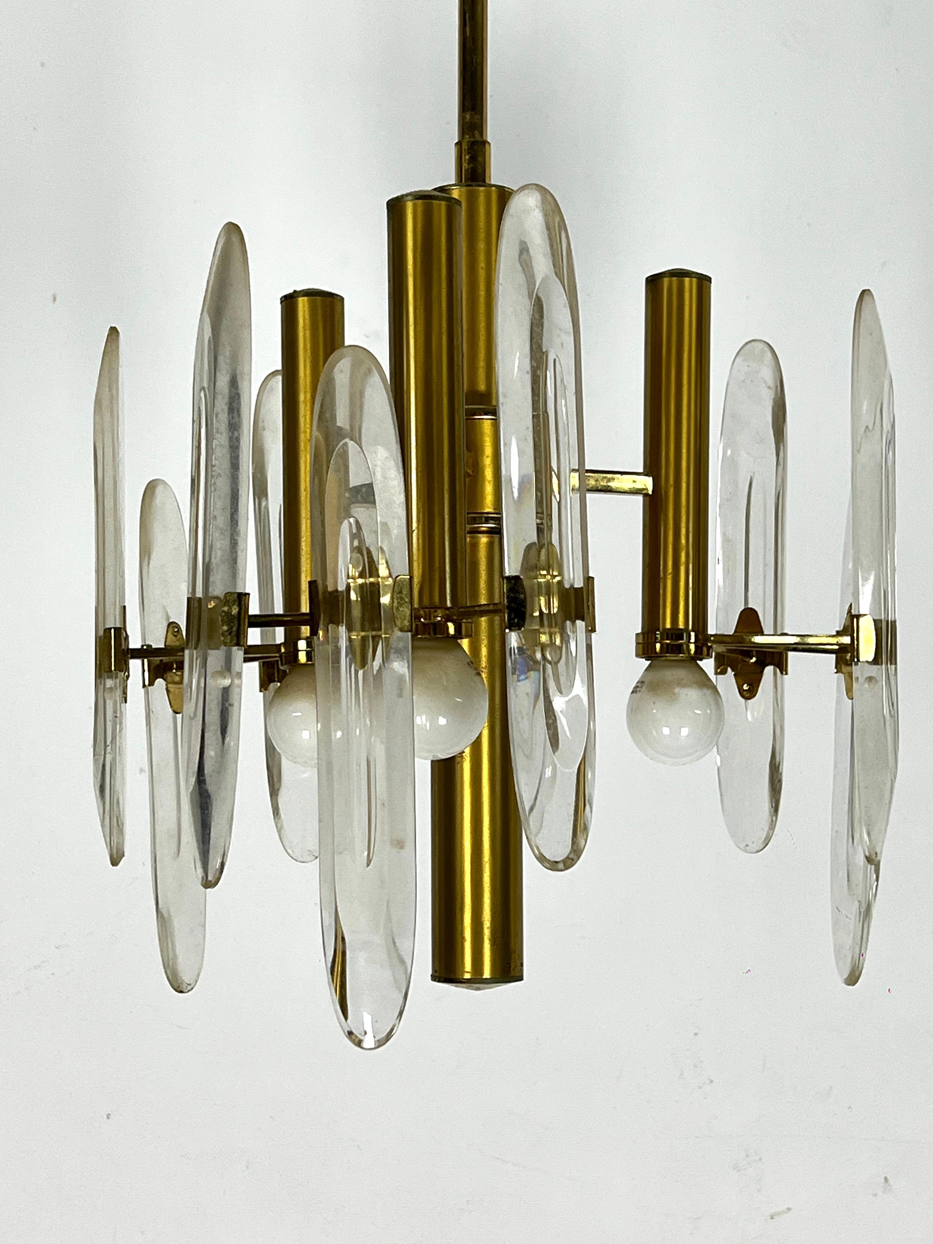 Good vintage condition with trace of age and use for this glass and brass chandelier produced in Italy by Sciolari during the 70s. Full working with EU standard, adaptable on demand for USA standard.
