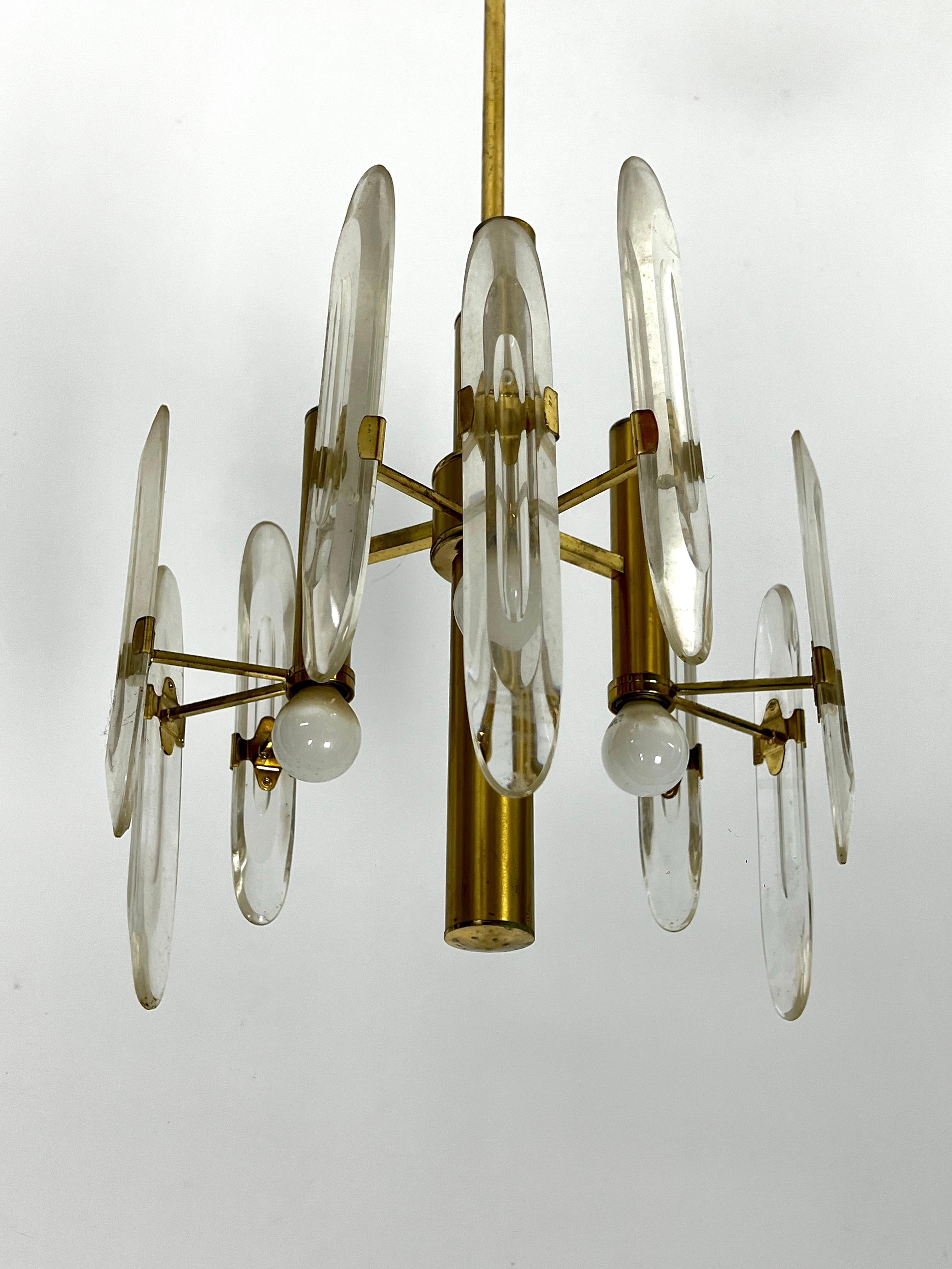 Vintage brass and glass pendant by Sciolari. Italy 1970s. In Good Condition For Sale In Catania, CT