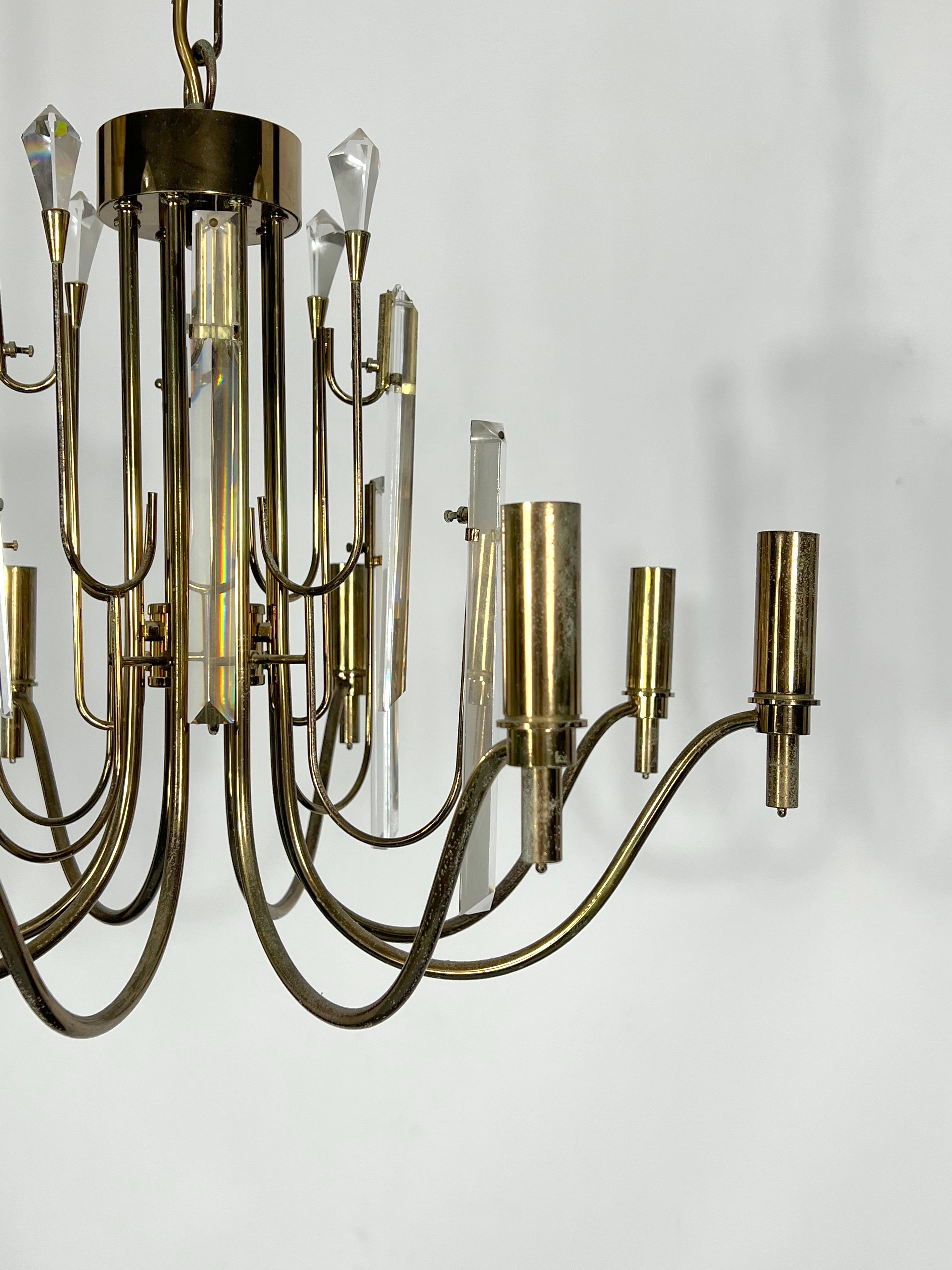 Vintage brass and glass Stilkronen chandelier. Italy 1970s In Good Condition For Sale In Catania, CT