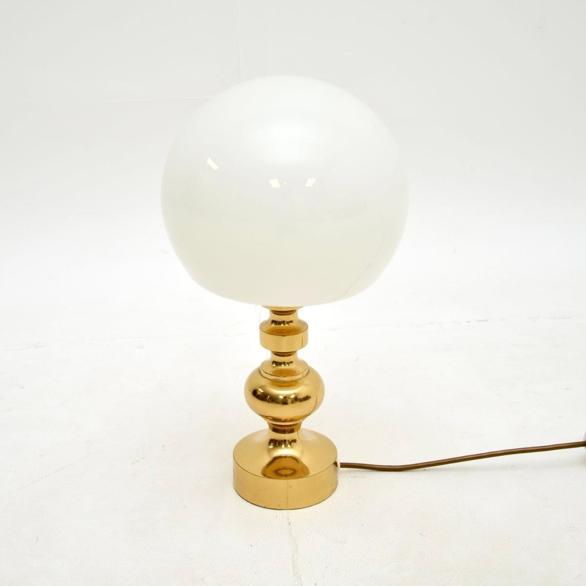 Mid-Century Modern Lampe de table vintage en laiton et verre en vente