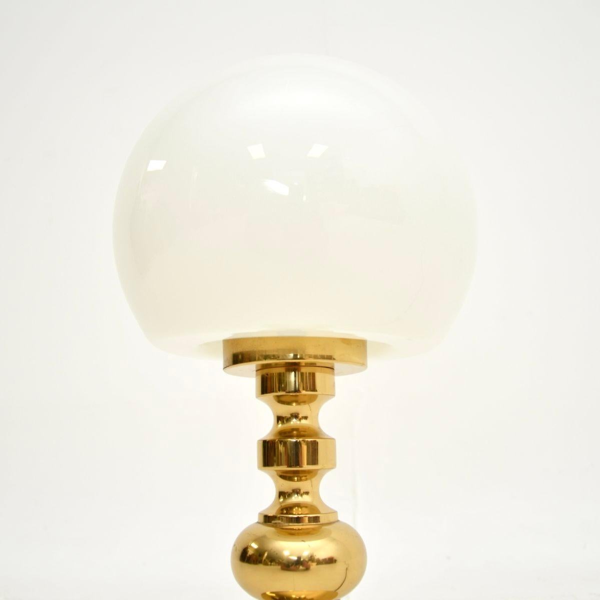 Britannique Lampe de table vintage en laiton et verre en vente