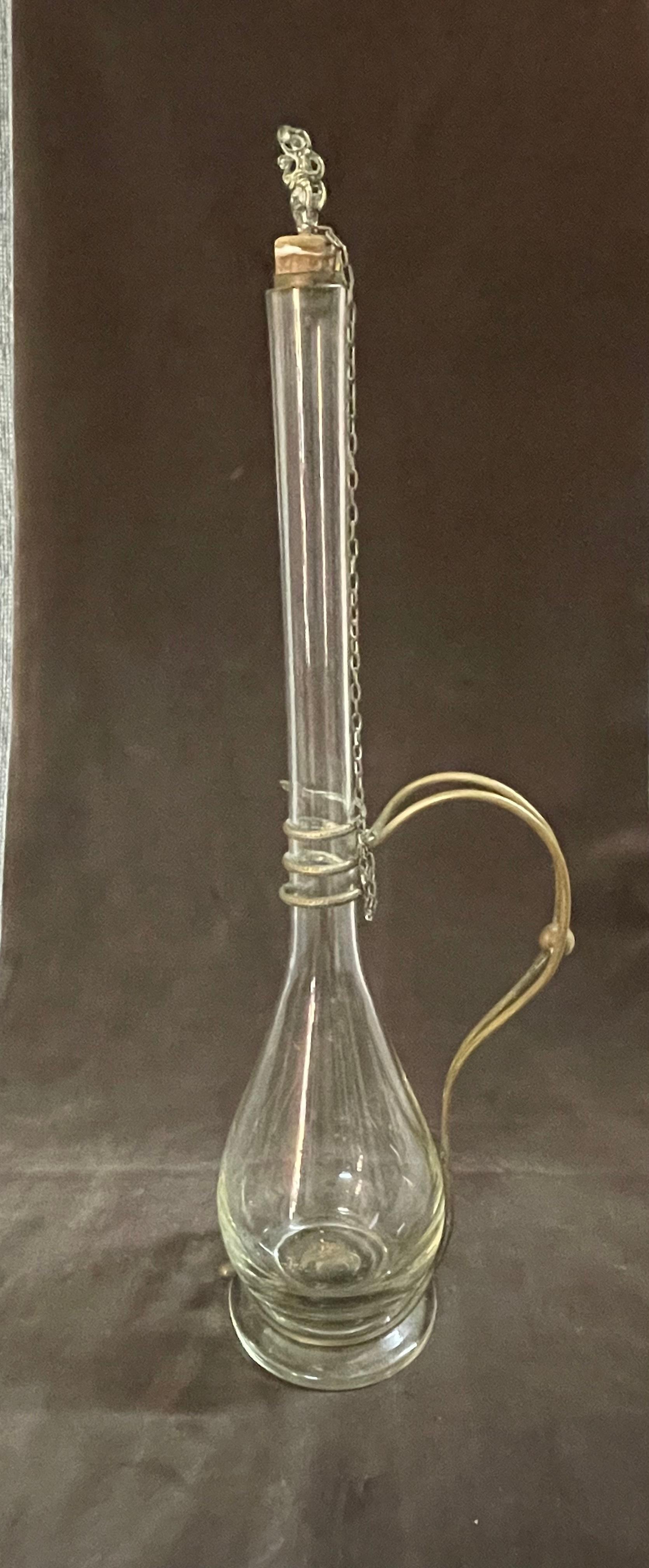 Magnifique carafe en verre soufflé.
Il présente d'élégantes appliques en laiton représentant un serpent sur le corps et une figure gravée en guise de bouchon.
Cette œuvre d'art, inédite sur le marché, provient d'une collection privée.

Chaque