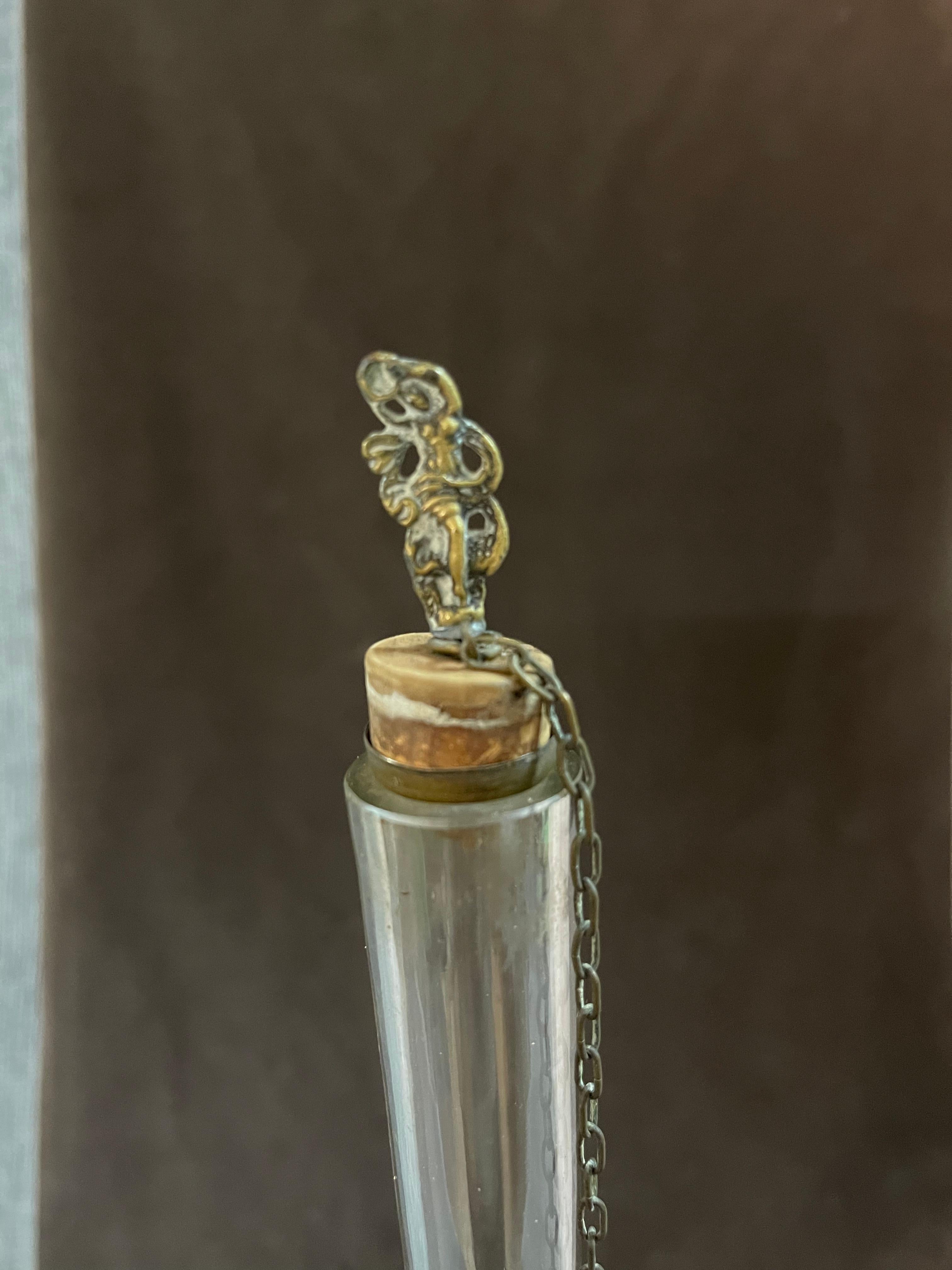 Français Carafe Vintage en laiton et verre soufflé à la main en vente
