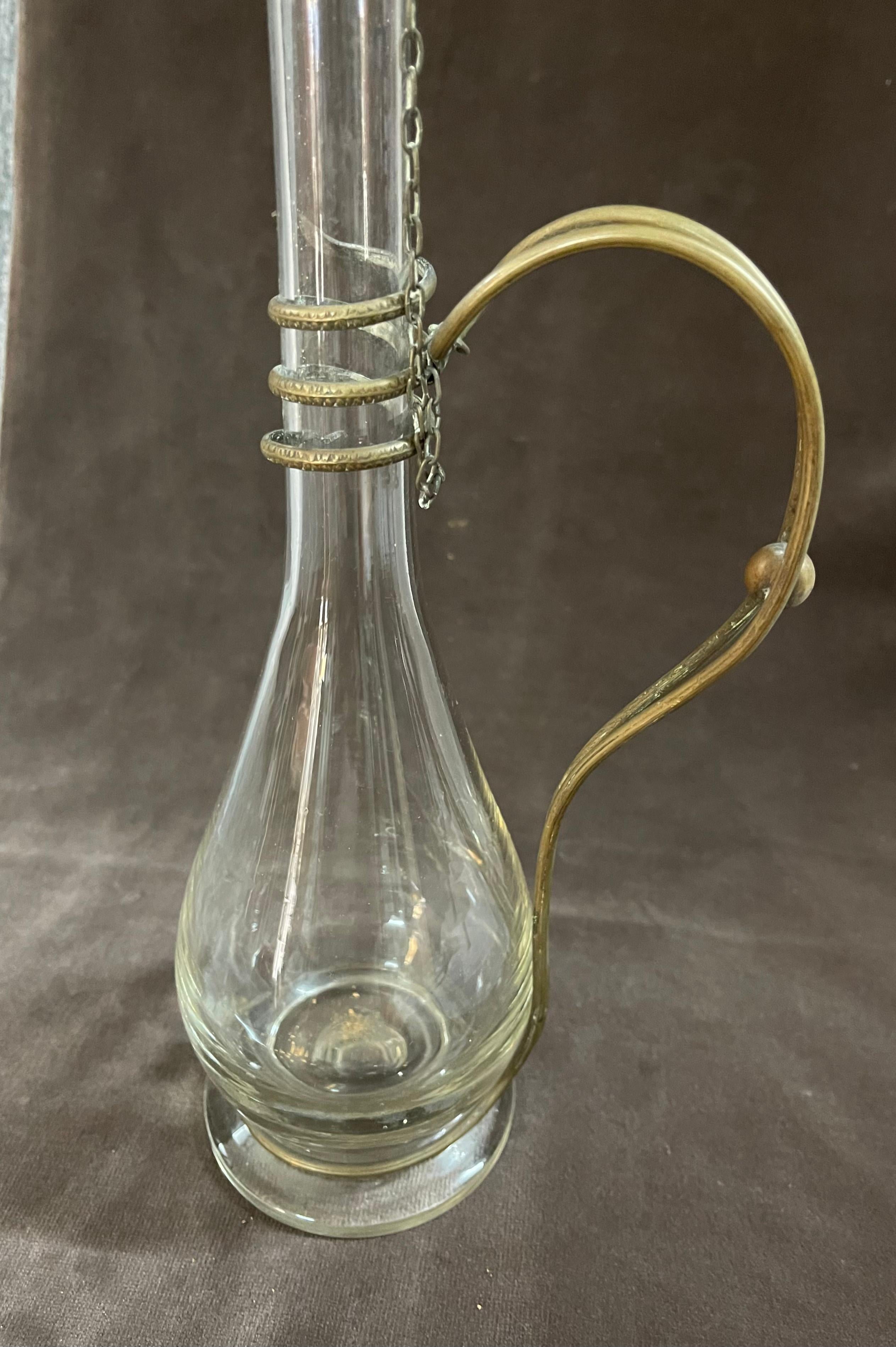 20ième siècle Carafe Vintage en laiton et verre soufflé à la main en vente