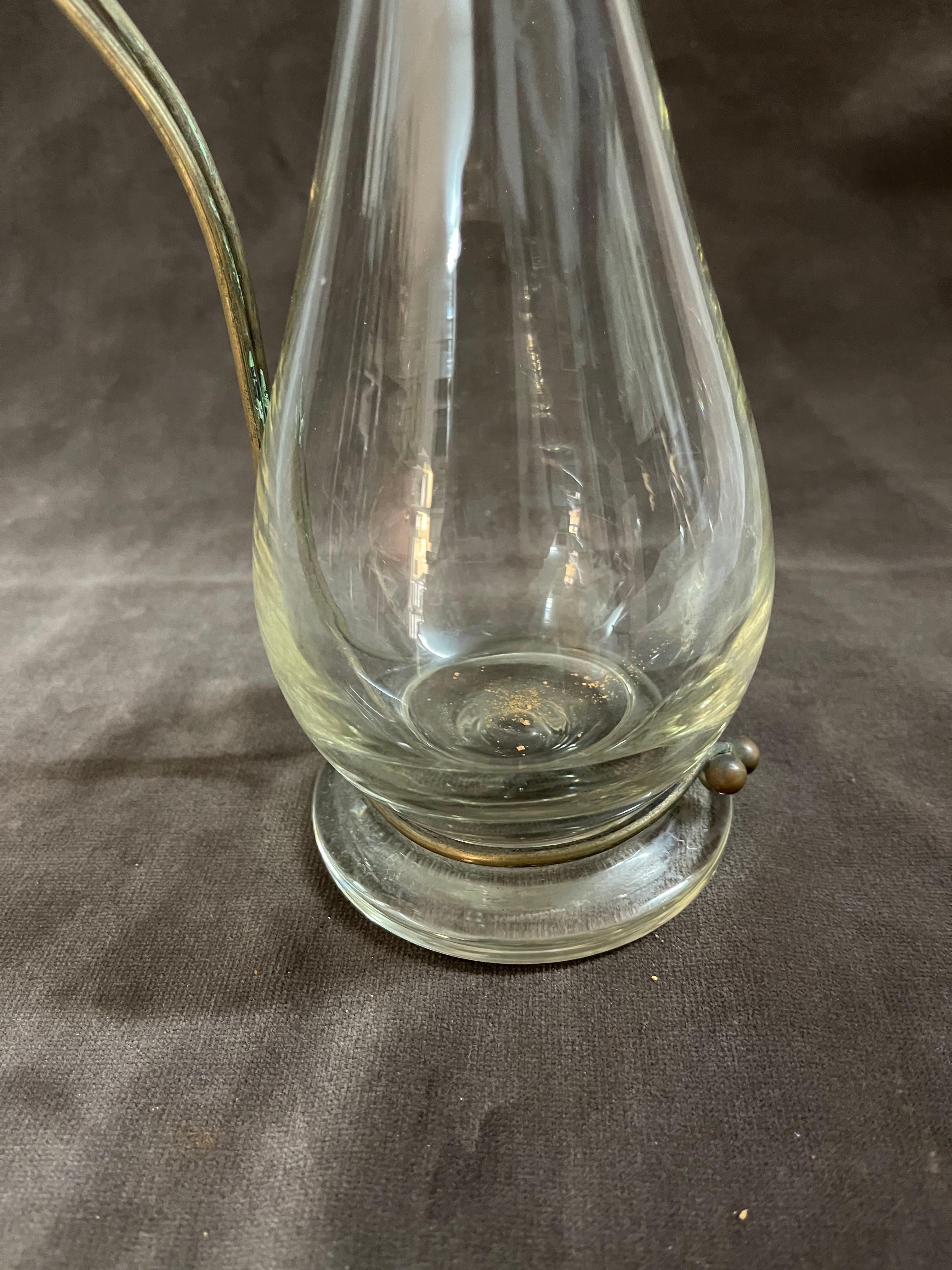 Laiton Carafe Vintage en laiton et verre soufflé à la main en vente