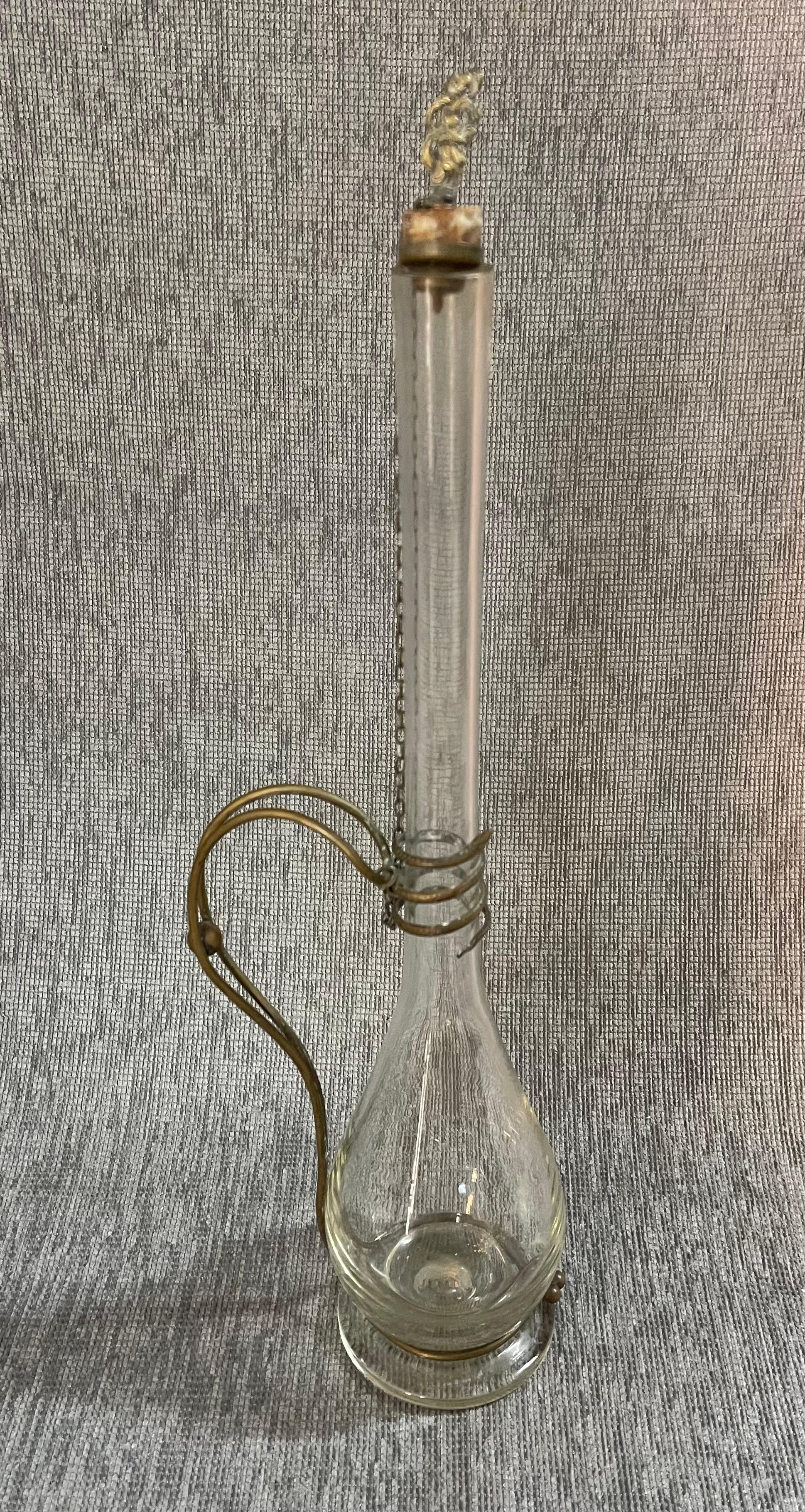 Carafe Vintage en laiton et verre soufflé à la main en vente 1