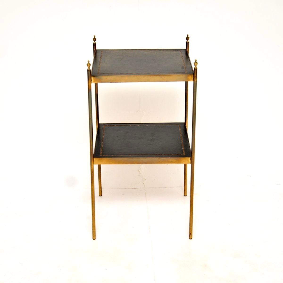 Une table d'appoint vintage en laiton et cuir, élégante et extrêmement bien réalisée. Il a été fabriqué en Angleterre, il date des années 1960.

La qualité est superbe, le cadre est en laiton massif et les coins supérieurs sont ornés de jolis