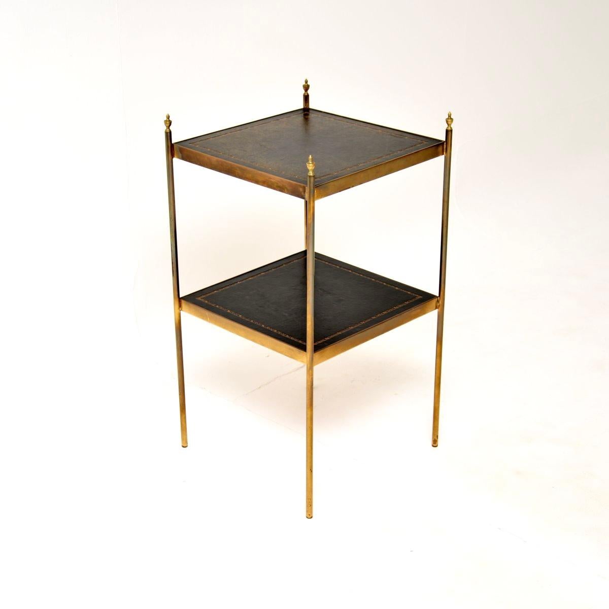 Mid-Century Modern Table d'appoint vintage en laiton et cuir en vente
