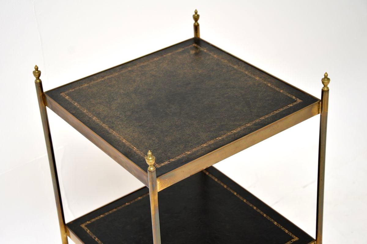 Britannique Table d'appoint vintage en laiton et cuir en vente