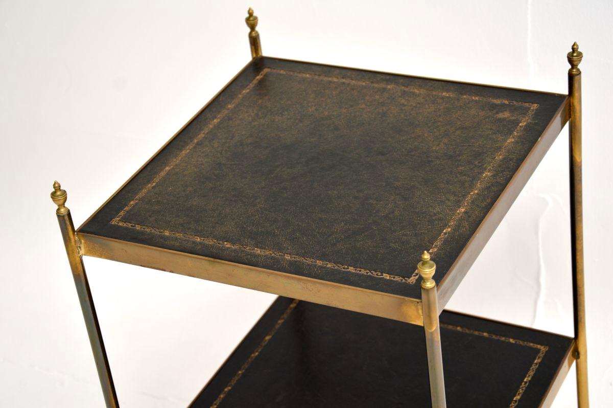 Table d'appoint vintage en laiton et cuir Bon état - En vente à London, GB
