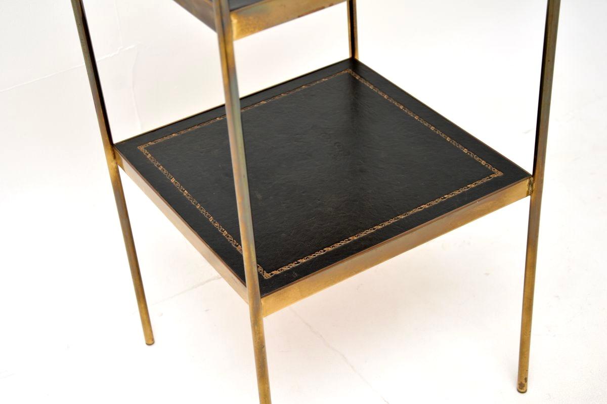 Table d'appoint vintage en laiton et cuir en vente 1