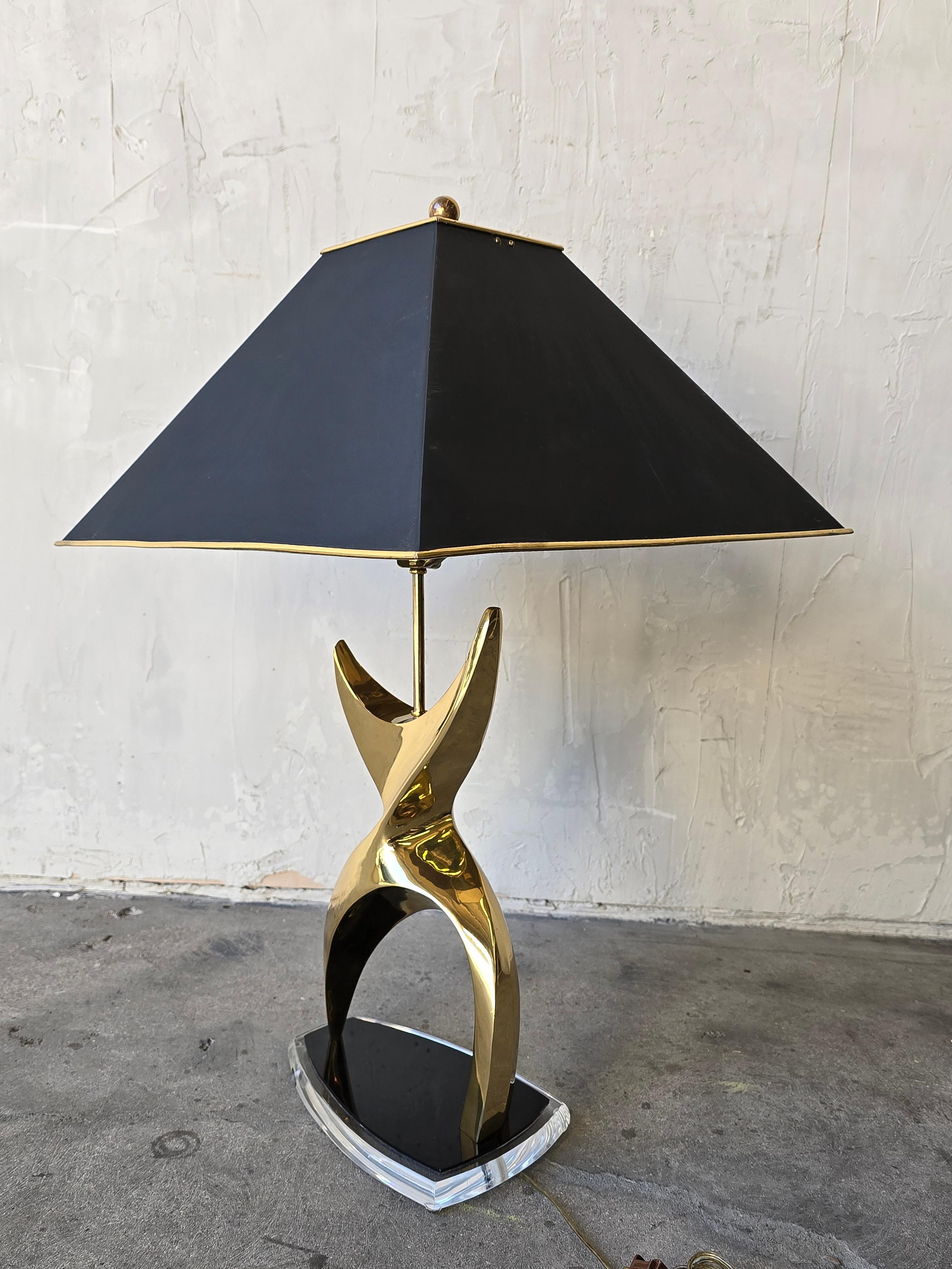 Très belle lampe figurative en laiton avec base en acrylique noir et lucite.  L'abat-jour est en laiton massif et aussi lourd que la lampe.

La lampe est en excellent état de fonctionnement et ne présente que des signes minimes d'âge ou