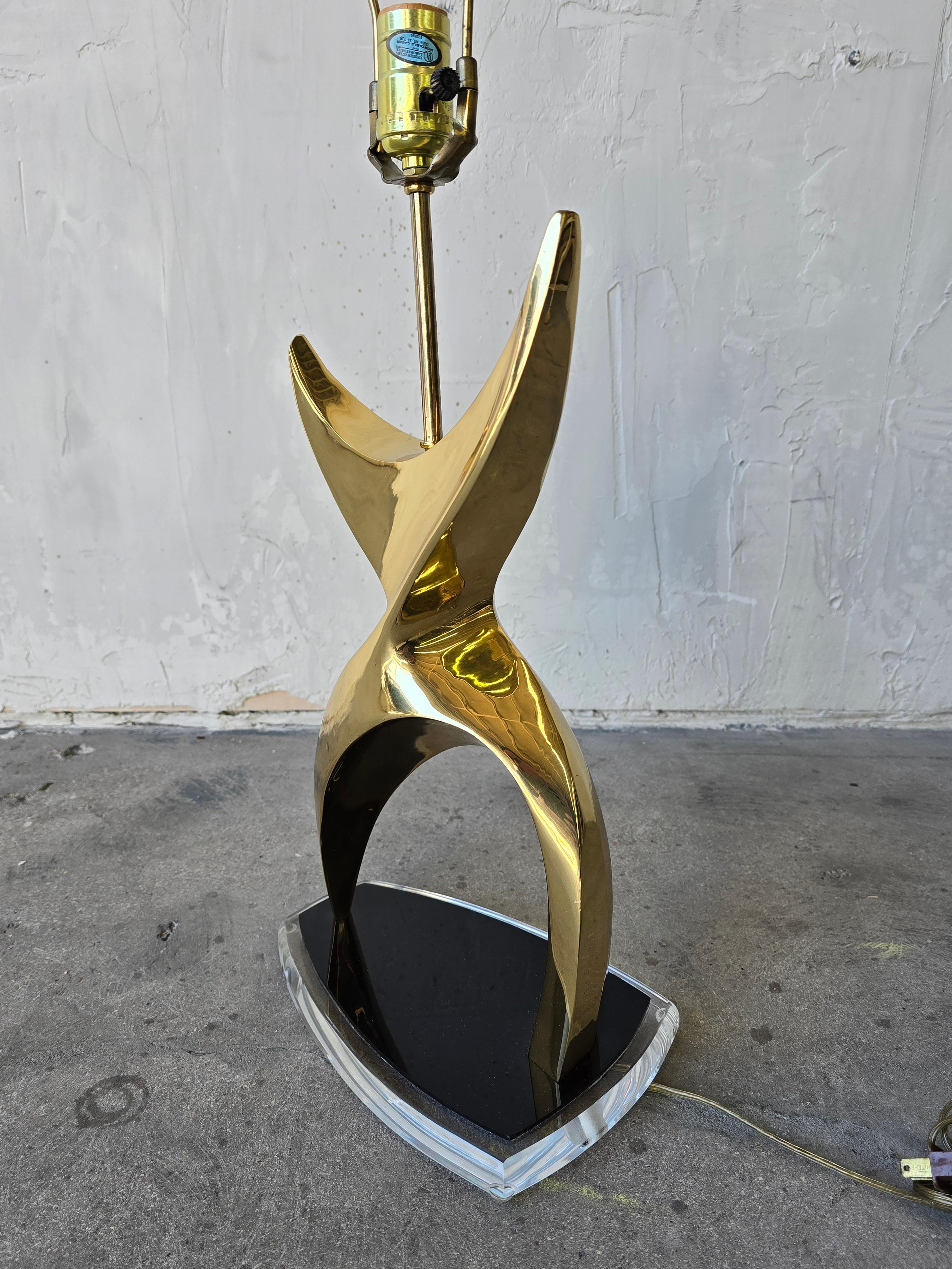 Hollywood Regency Lampe de table figurative en laiton et lucite en vente