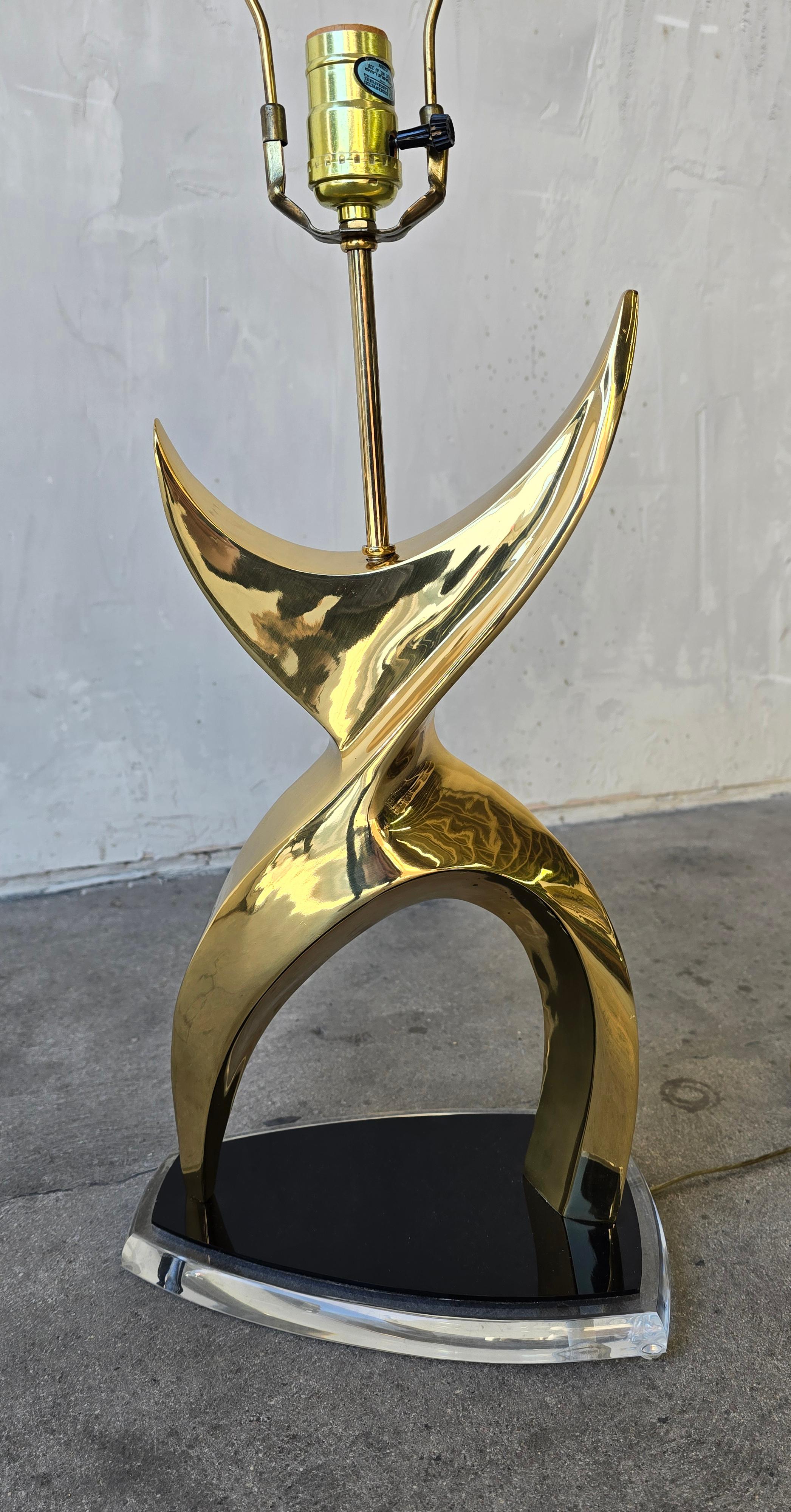 Lampe de table figurative en laiton et lucite Bon état - En vente à Las Vegas, NV