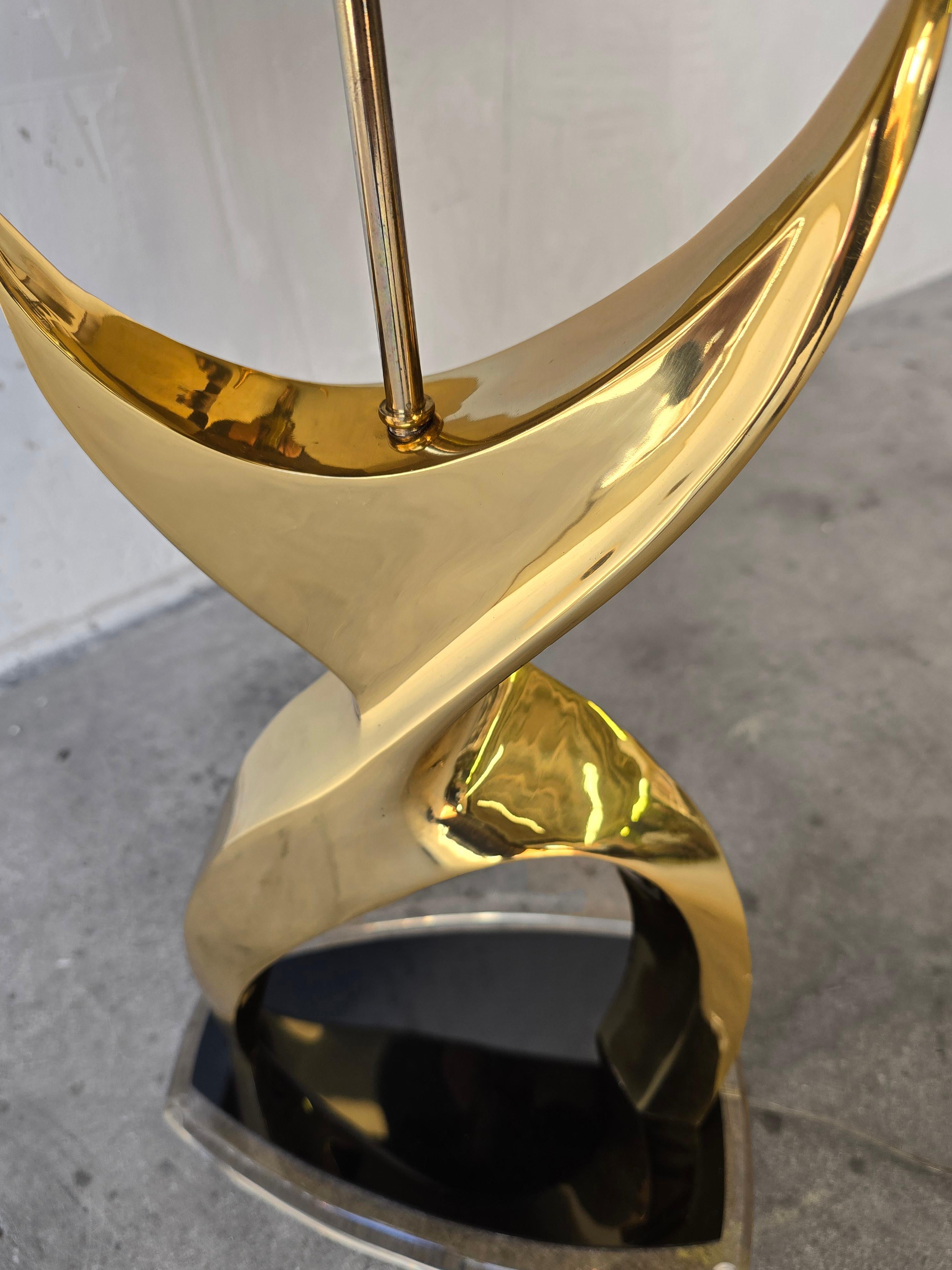 20ième siècle Lampe de table figurative en laiton et lucite en vente