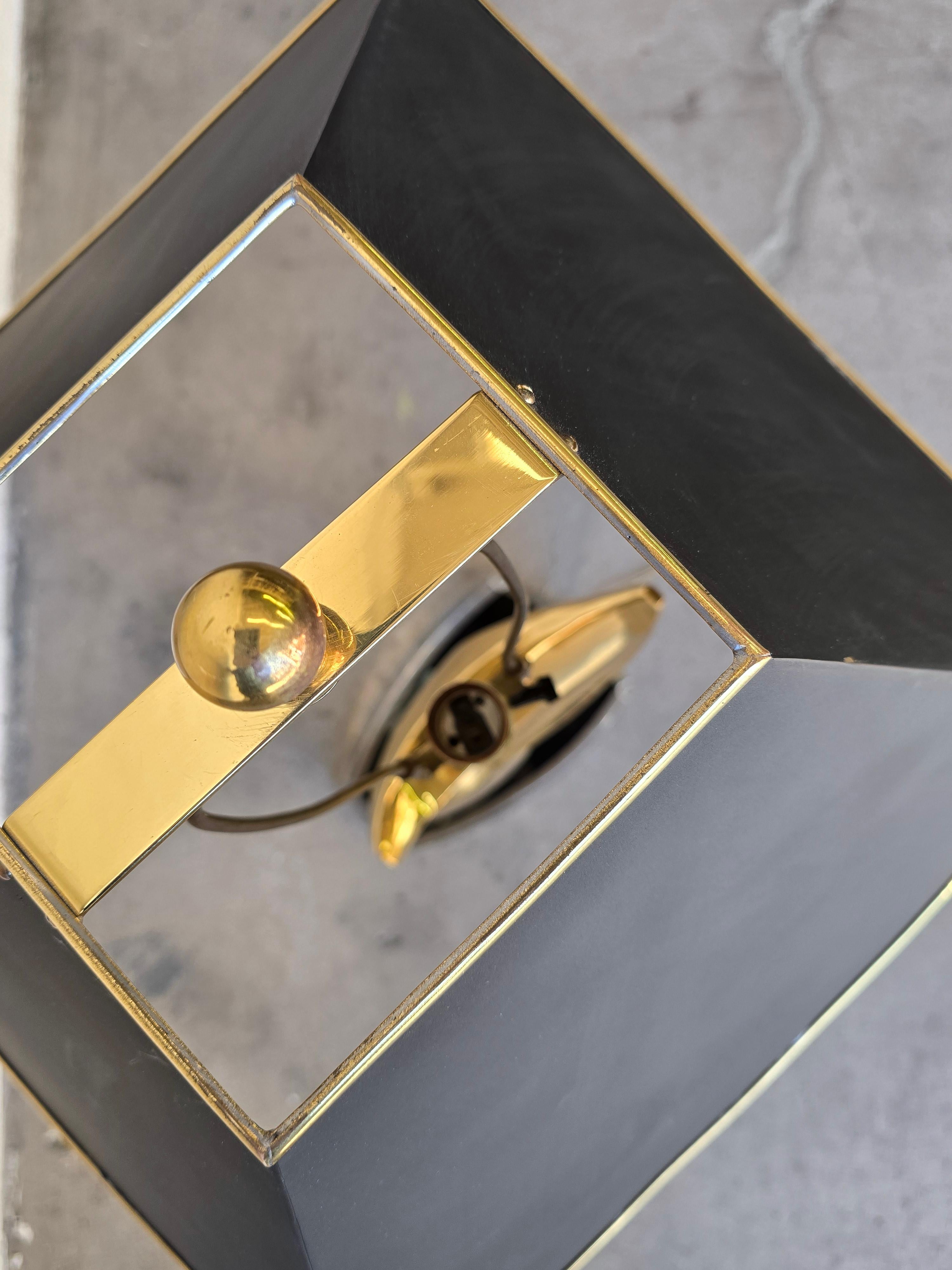 Lampe de table figurative en laiton et lucite en vente 1