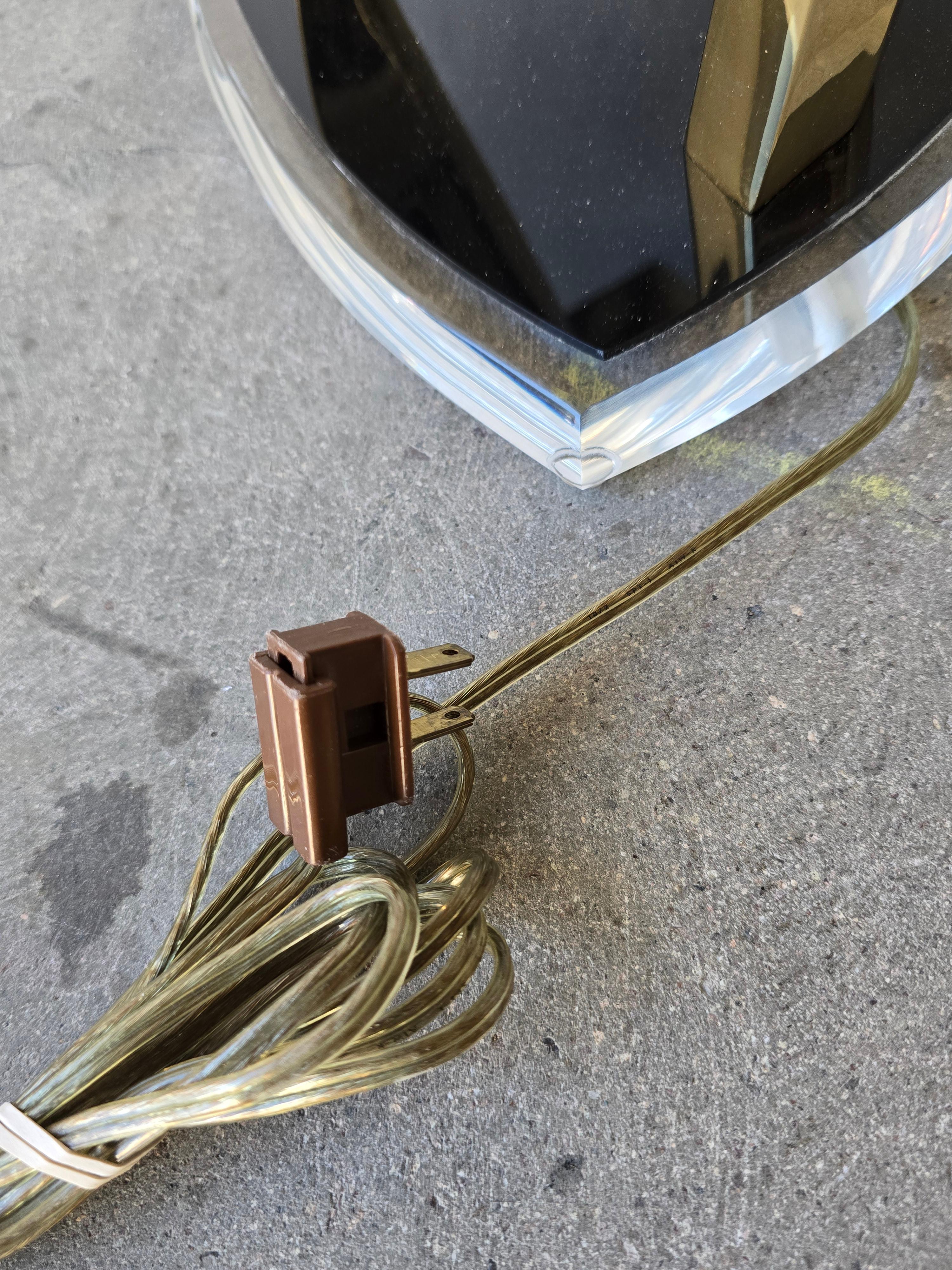 Lampe de table figurative en laiton et lucite en vente 2