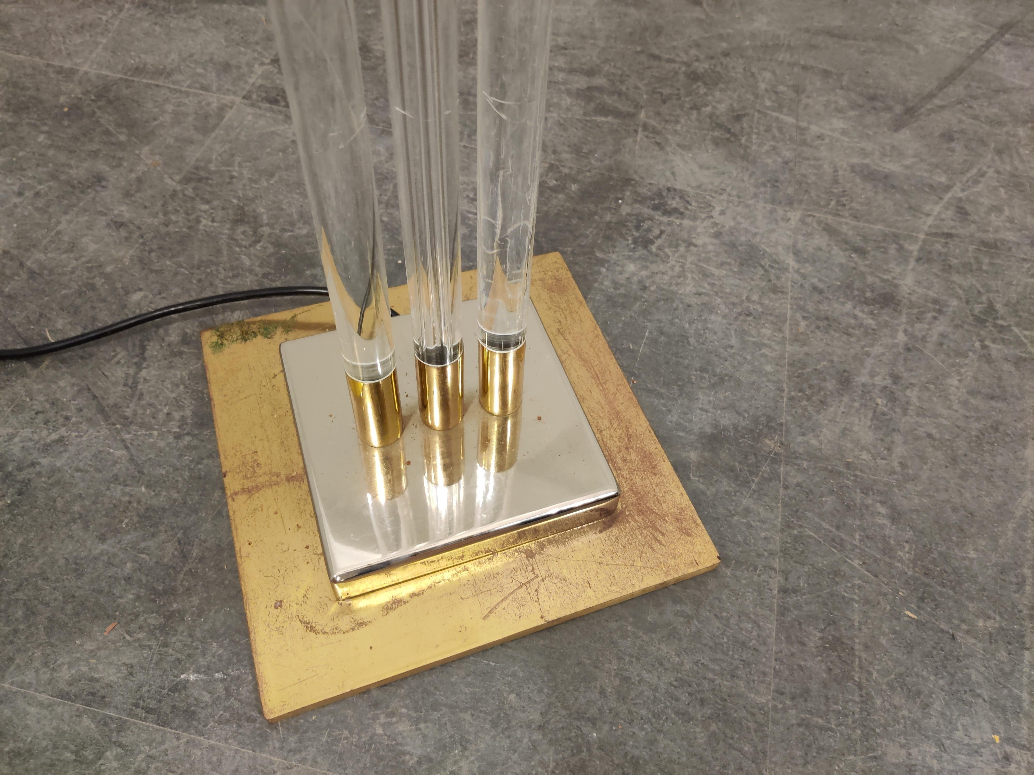 Lampadaire vintage en laiton et lucite, années 1970 en vente 3