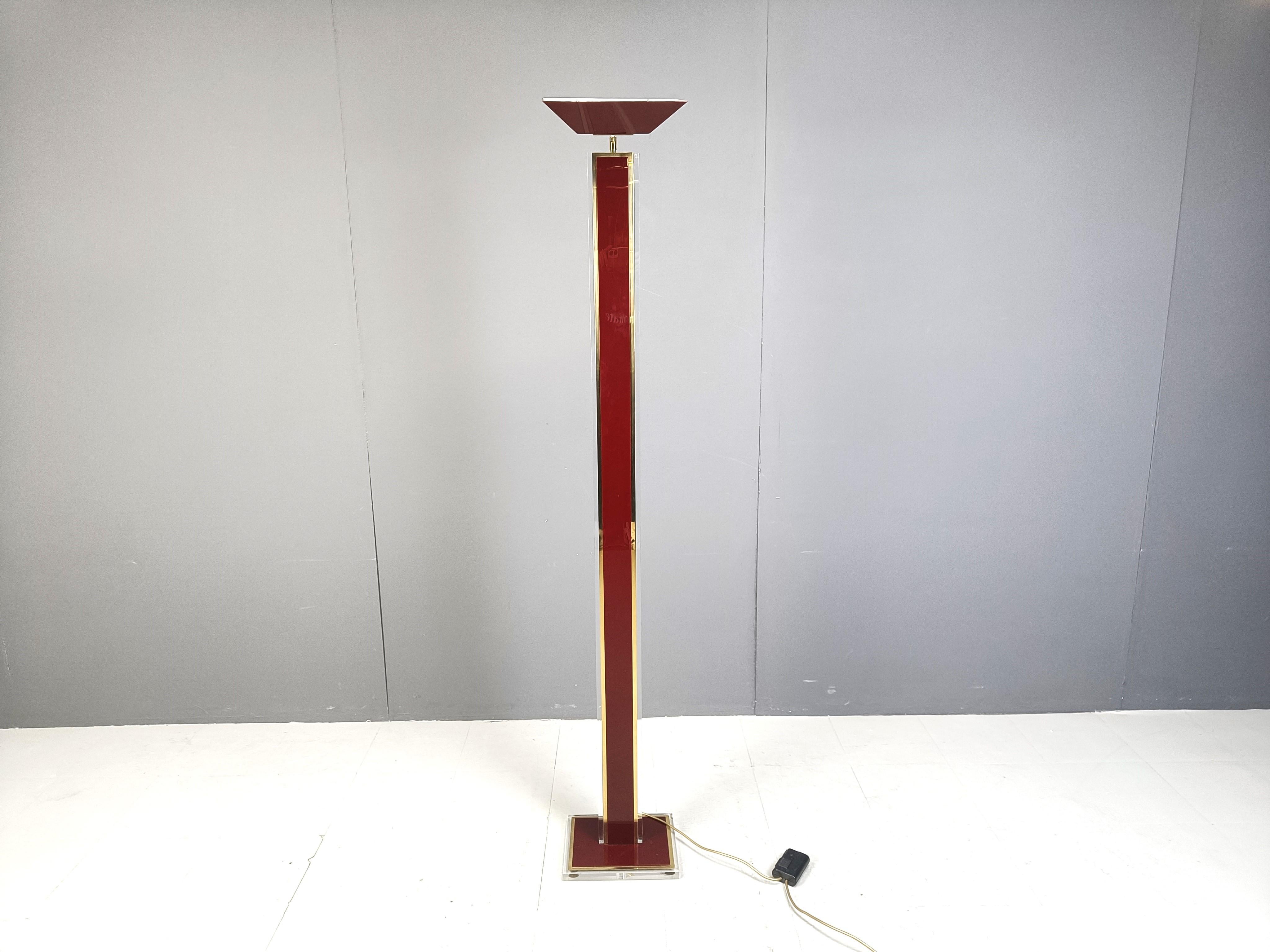 Lámpara de pie de lucita y latón de la Regencia de Hollywood.

Precioso lacado rojo/burdeos vibrante

Hermosa pieza atemporal.

Probado y listo para usar.

Luz regulable.

años 70 - Francia

Dimensiones:
Altura: 188 cm
Anchura: 30 cm
Profundidad: 25
