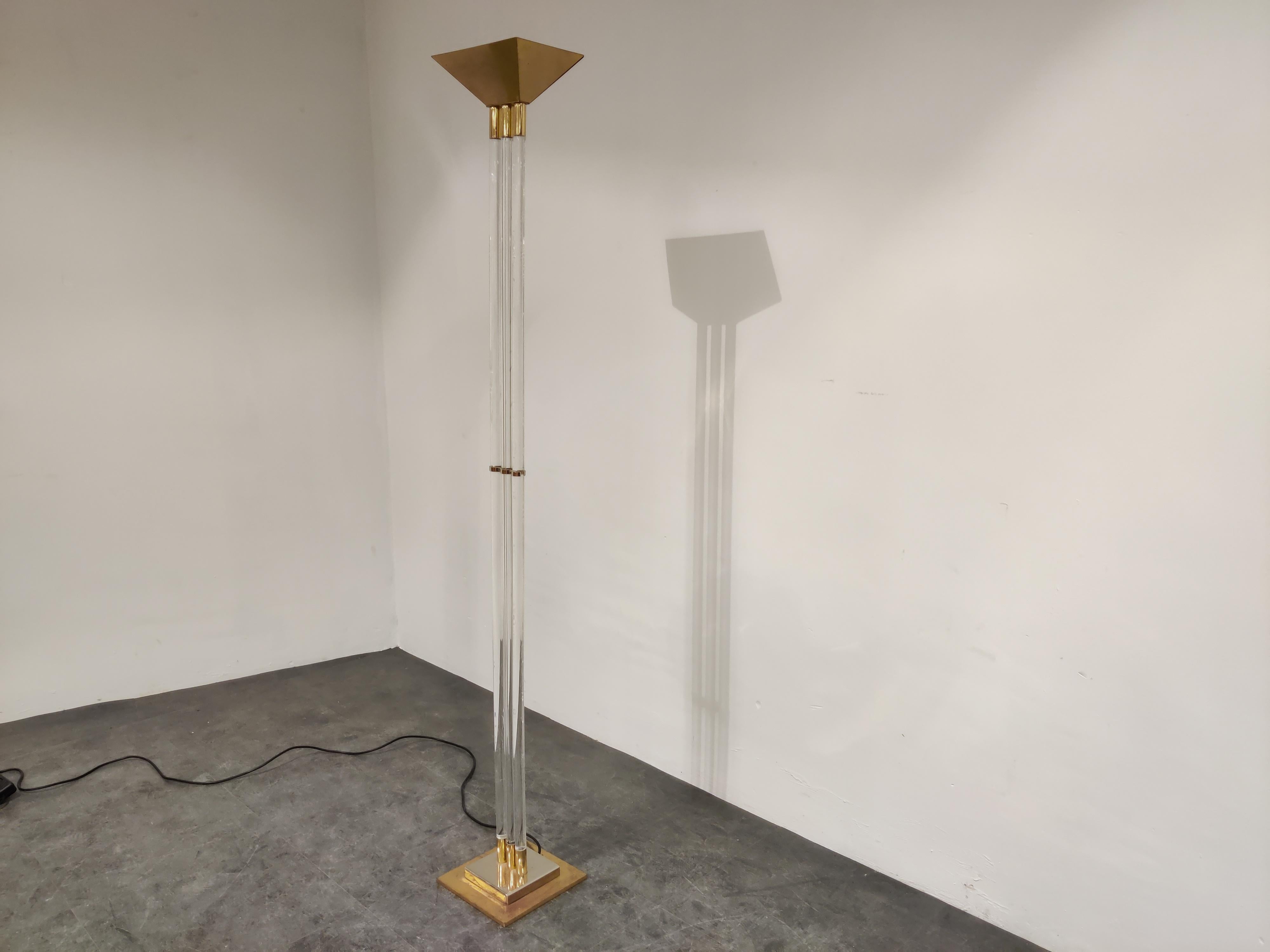 Lámpara de pie de lucita y latón del Hollywood Regency.

Esta elegante lámpara de pie consta de patas de lucita y una base y una parte superior de latón.

Hermosa pieza atemporal.

Probado y listo para usar.

Luz regulable.

Años 70,