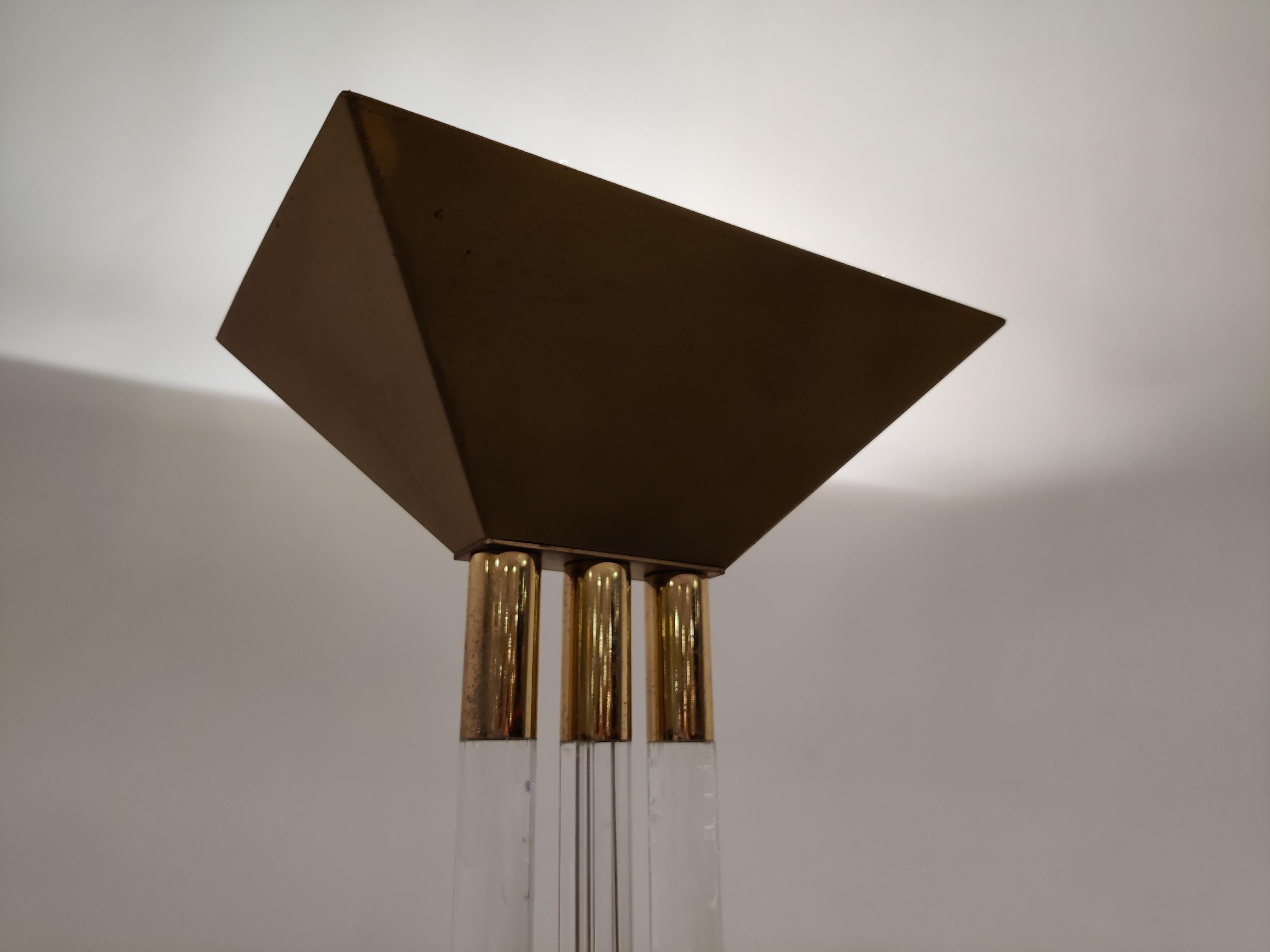 Lampadaire Hollywood Regency en Lucite et laiton.

Cet élégant lampadaire se compose de pieds en Eleg et d'une base et d'un plateau en laiton.

Une pièce magnifique et intemporelle.

Testé et prêt à être utilisé.

Lumière à intensité