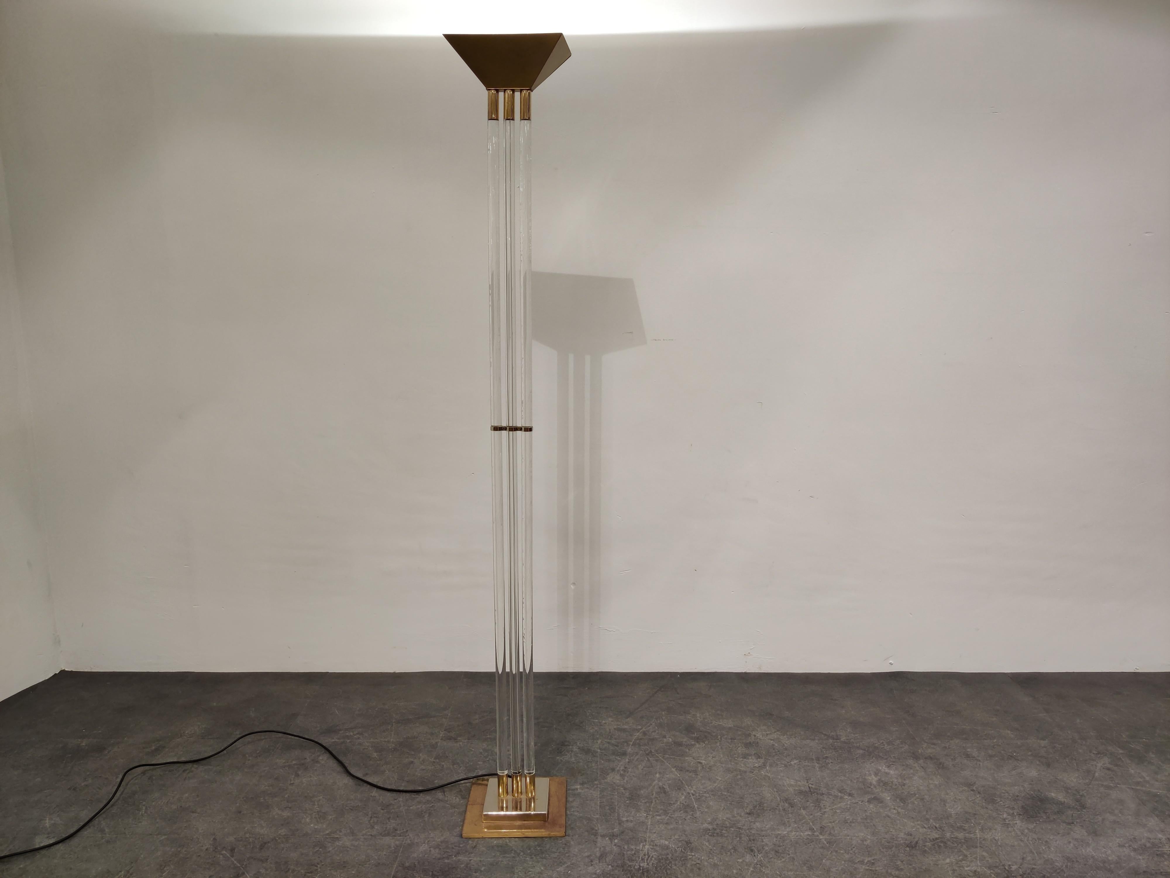 Hollywood Regency Lampadaire vintage en laiton et lucite, années 1970 en vente
